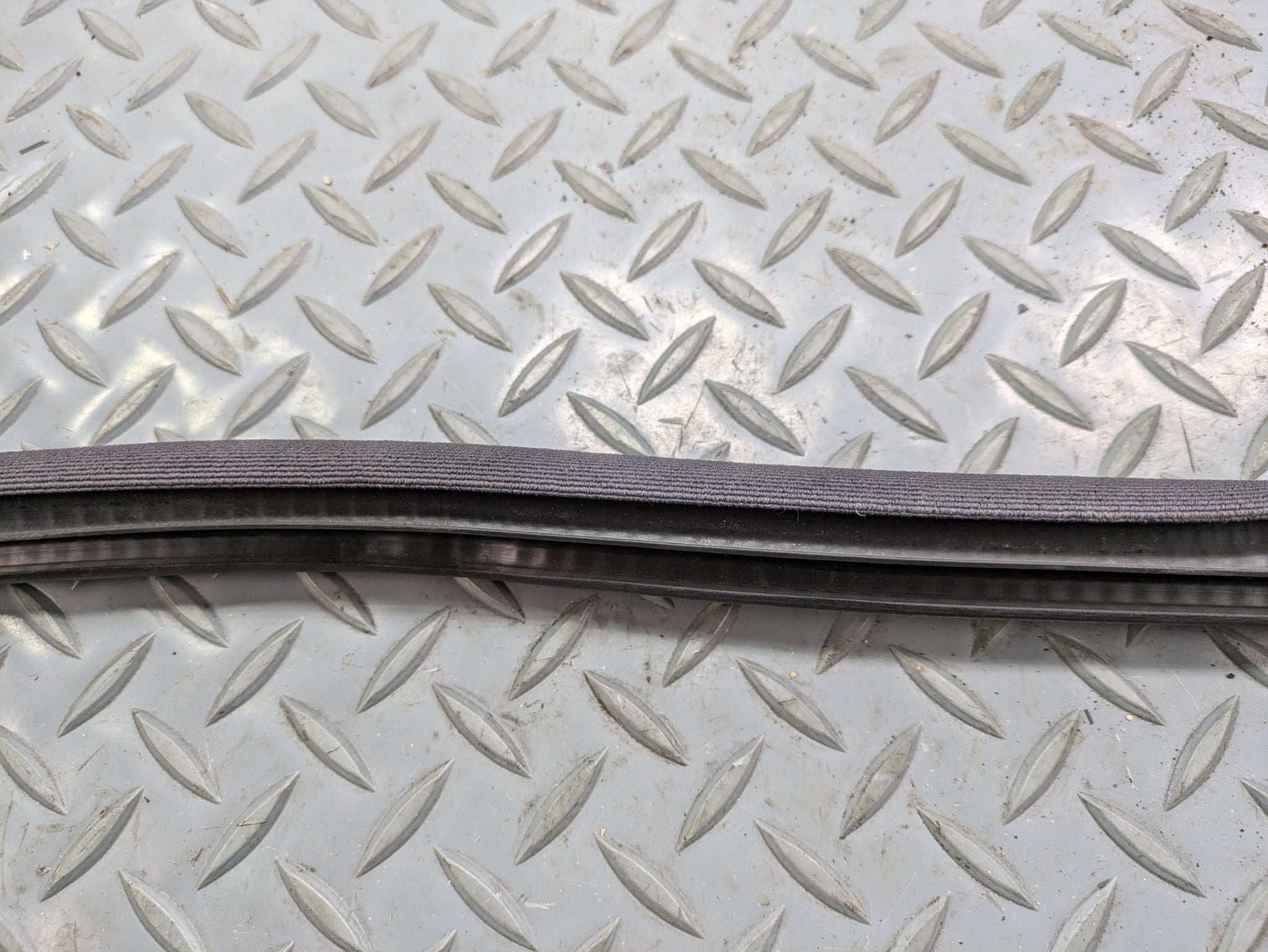 2004 - 2006 OEM MERCEDES-BENZ C230 FRONT RIGHT WEATHER STRIPPING DOOR SEAL