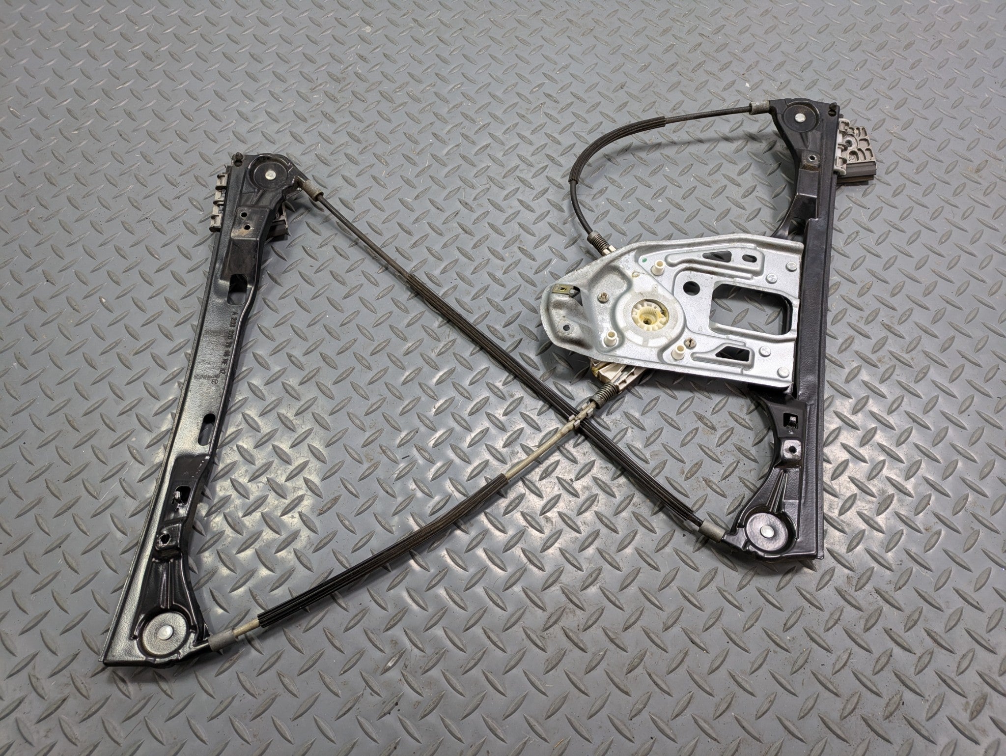 2004 - 2006 OEM MERCEDES-BENZ C230 FRONT RIGHT PASSENGER SIDE DOOR REGULATOR