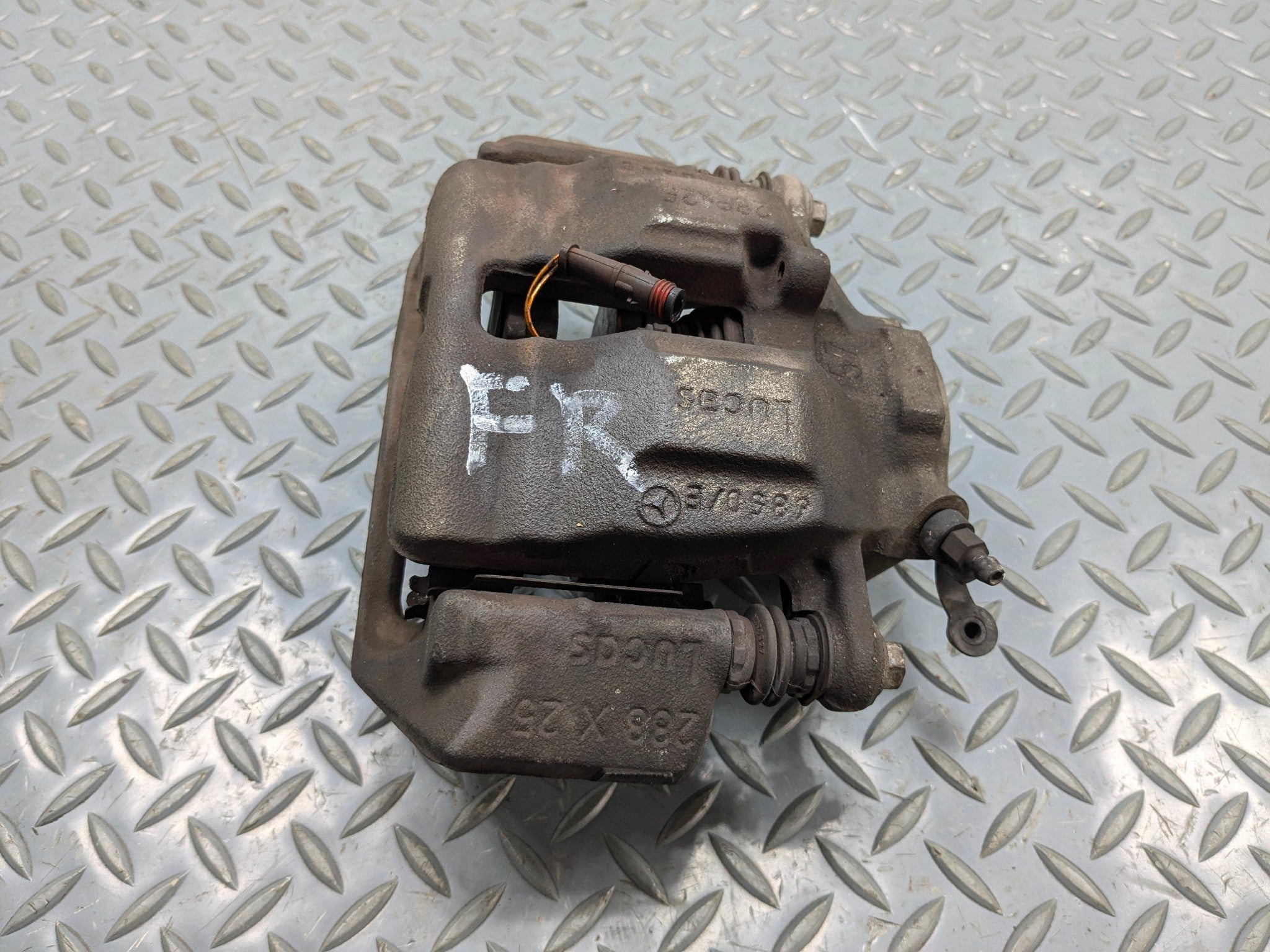 04 - 06 OEM MERCEDES-BENZ C230 FRONT RIGHT PASSENGER SIDE BRAKE CALIPER ASSEMBLY