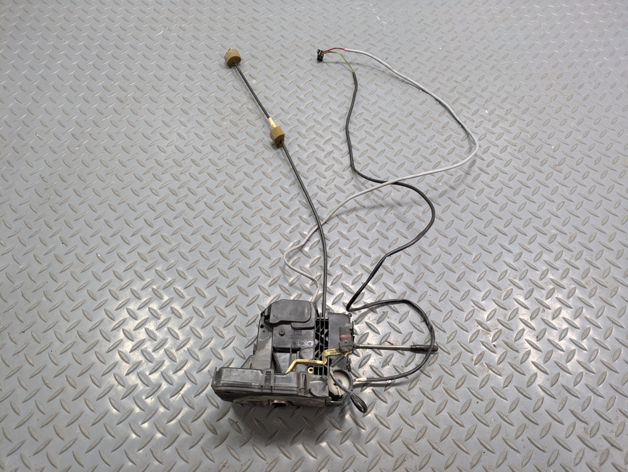 2004 - 2006 OEM MERCEDES-BENZ C230 FRONT LEFT DRIVER SIDE DOOR LATCH LOCK