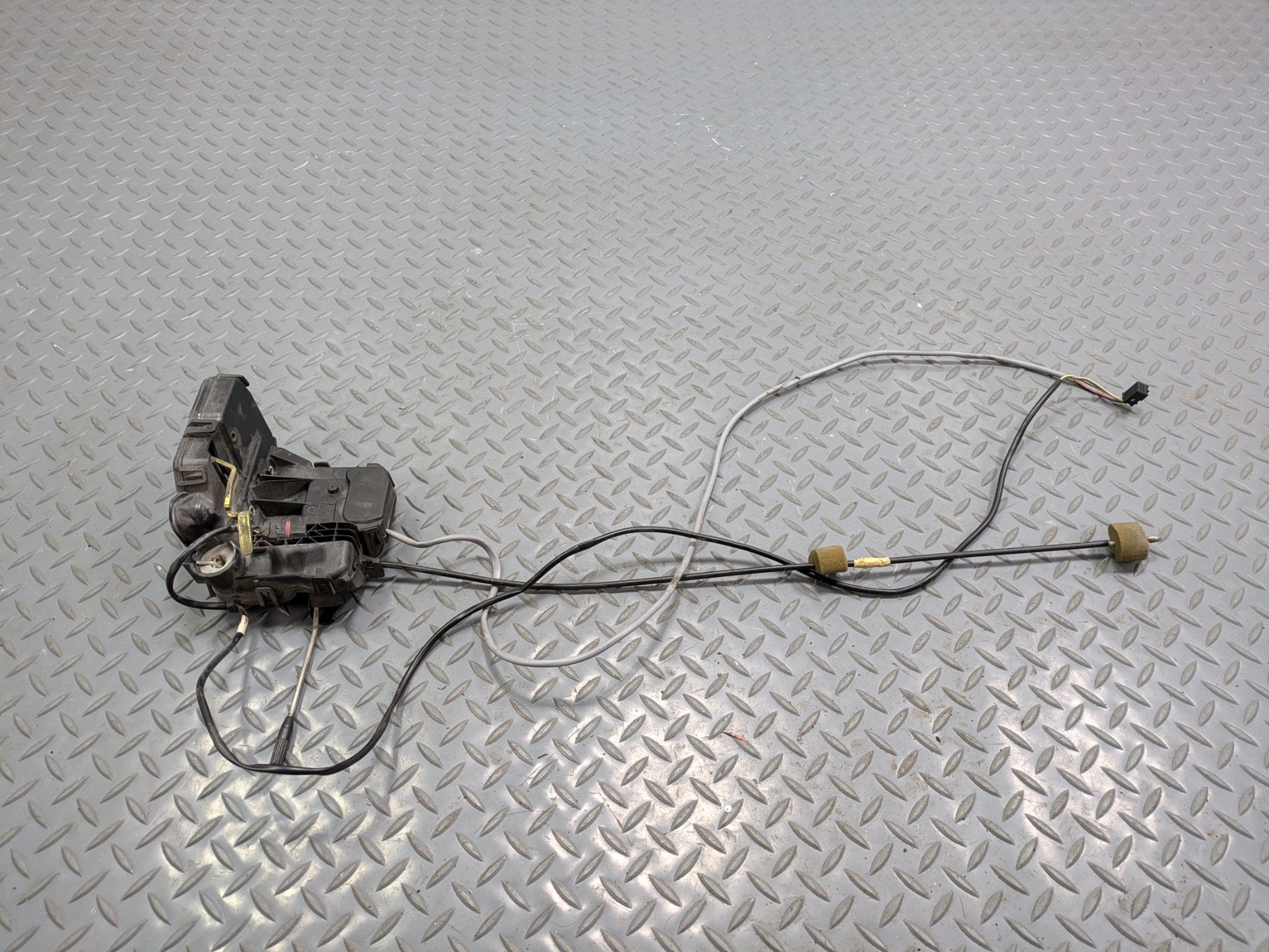 2004 - 2006 OEM MERCEDES-BENZ C230 FRONT LEFT DRIVER SIDE DOOR LATCH LOCK