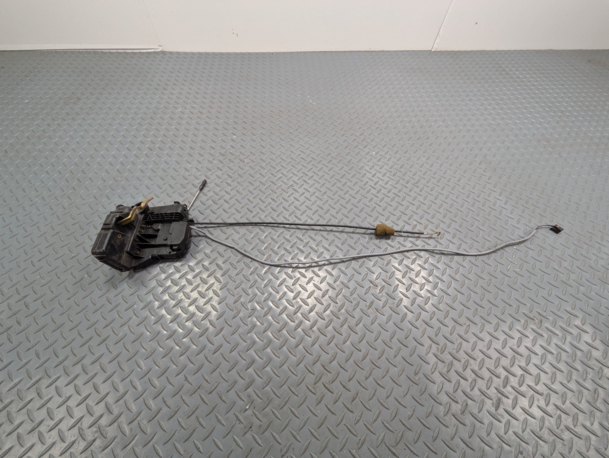 2004 - 2006 OEM MERCEDES-BENZ C230 FRONT RIGHT PASSENGER SIDE DOOR LATCH LOCK