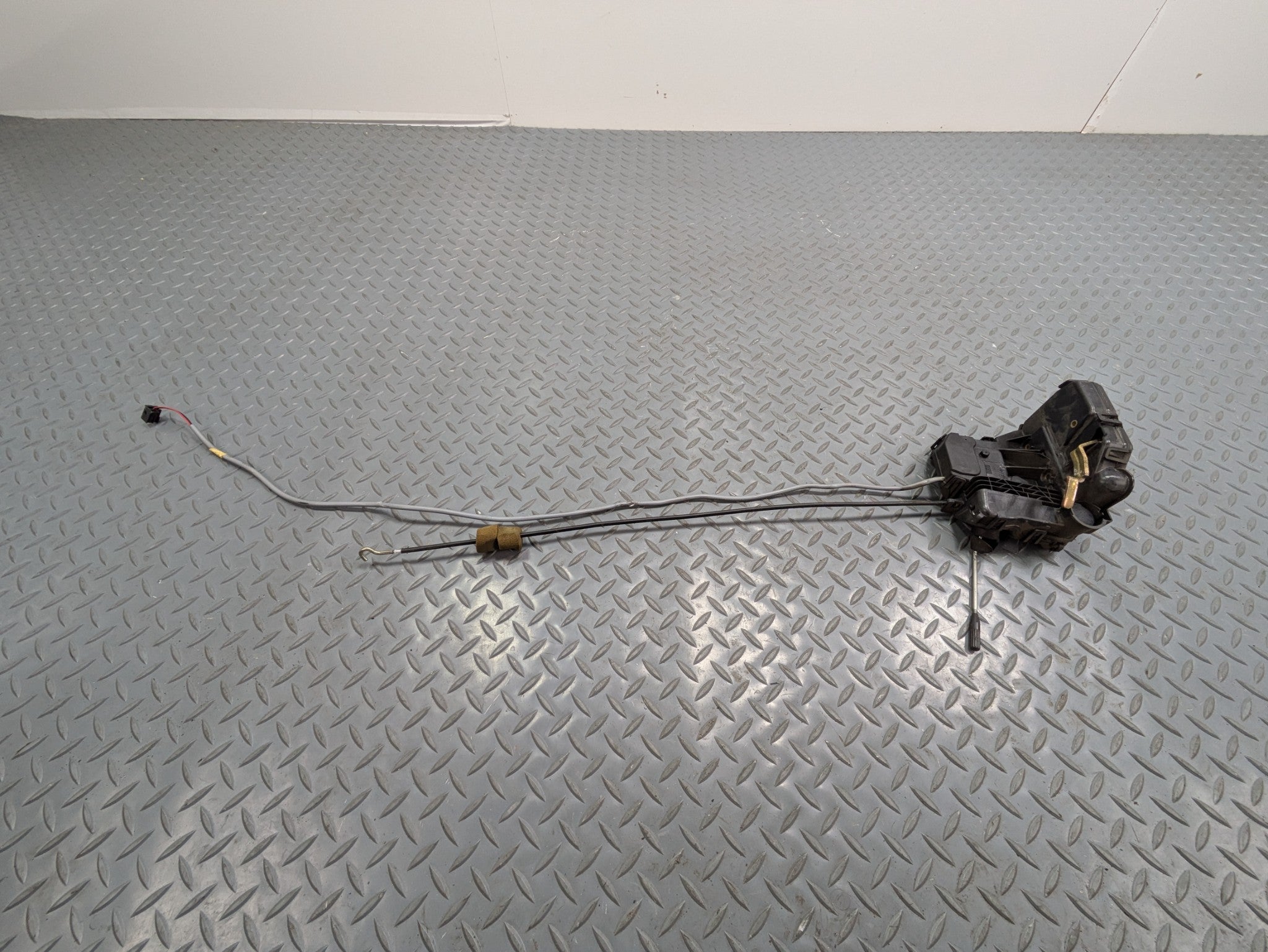 2004 - 2006 OEM MERCEDES-BENZ C230 FRONT RIGHT PASSENGER SIDE DOOR LATCH LOCK