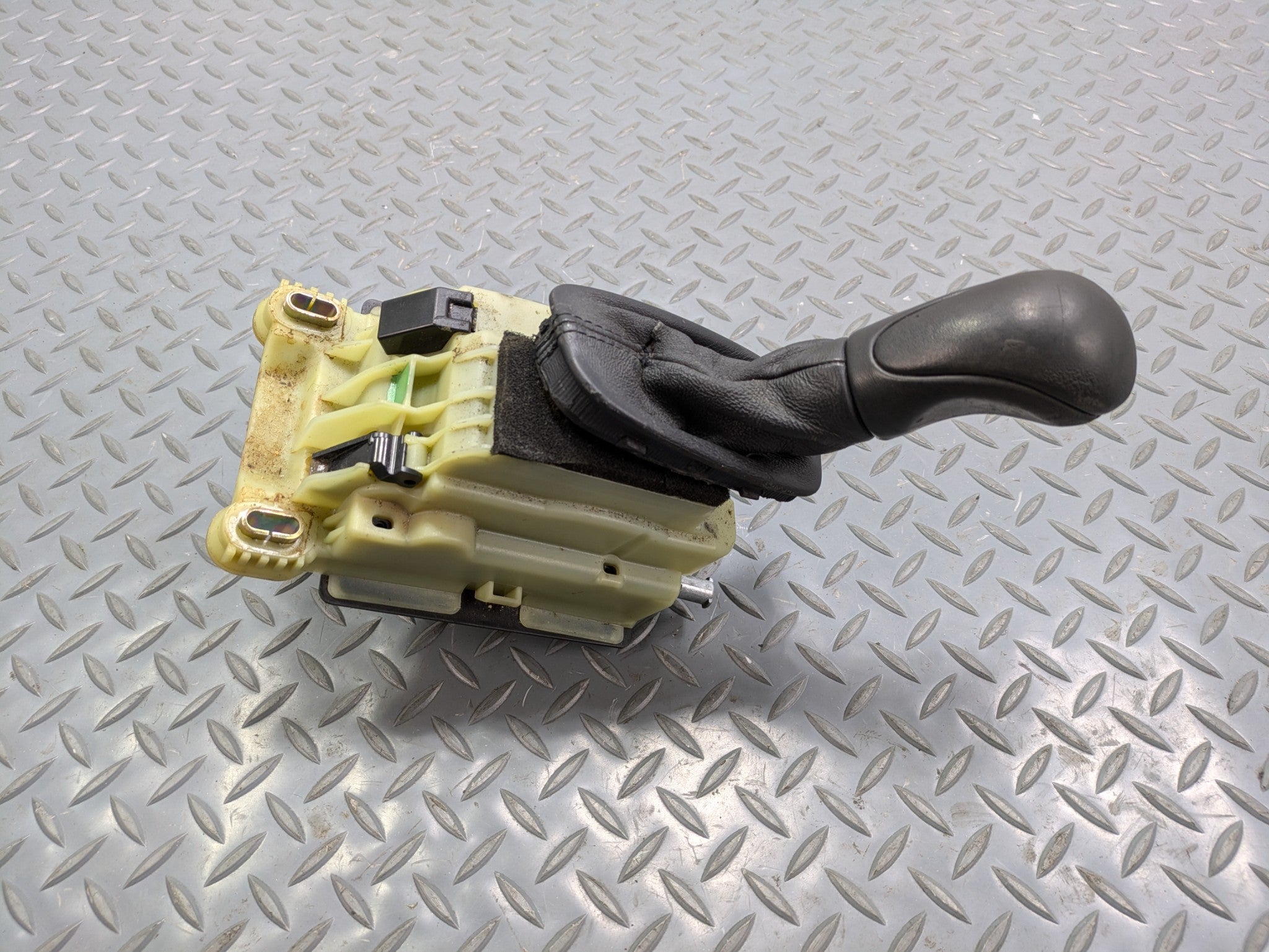 2004 - 2006 OEM MERCEDES-BENZ C230 FLOOR AUTOMATIC GEAR SHIFTER ASSEMBLY