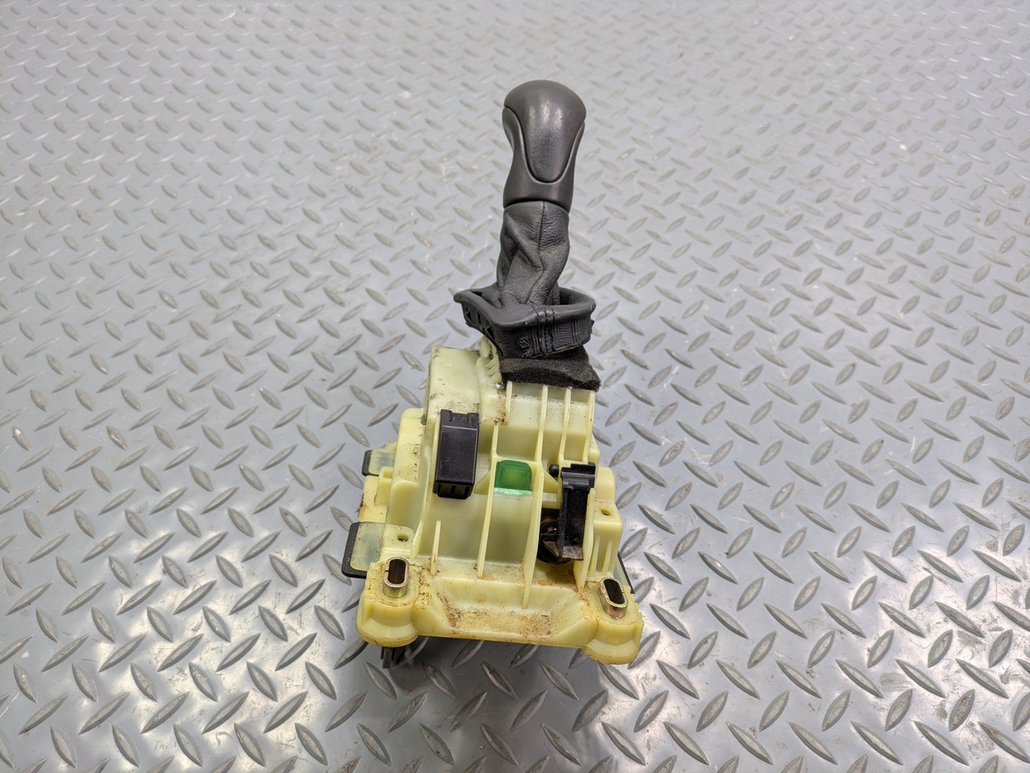 2004 - 2006 OEM MERCEDES-BENZ C230 FLOOR AUTOMATIC GEAR SHIFTER ASSEMBLY