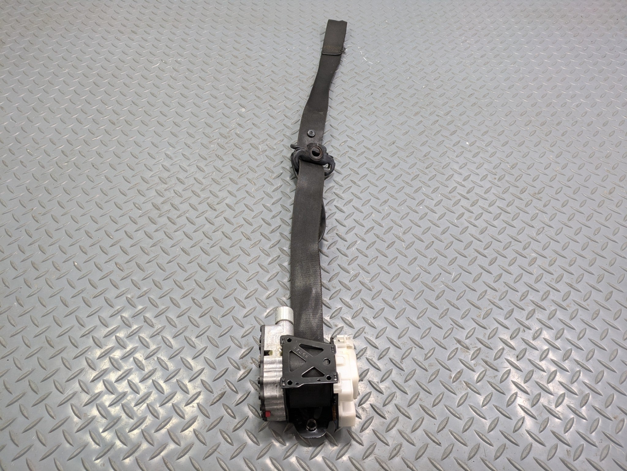 2004 - 2006 OEM MERCEDES-BENZ C230 FRONT LEFT DRIVER SIDE SEAT BELT BLACK