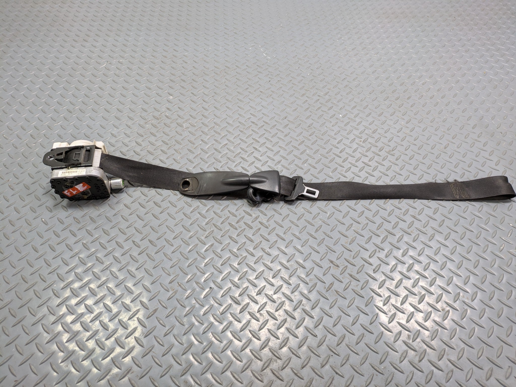 2004 - 2006 OEM MERCEDES-BENZ C230 FRONT LEFT DRIVER SIDE SEAT BELT BLACK