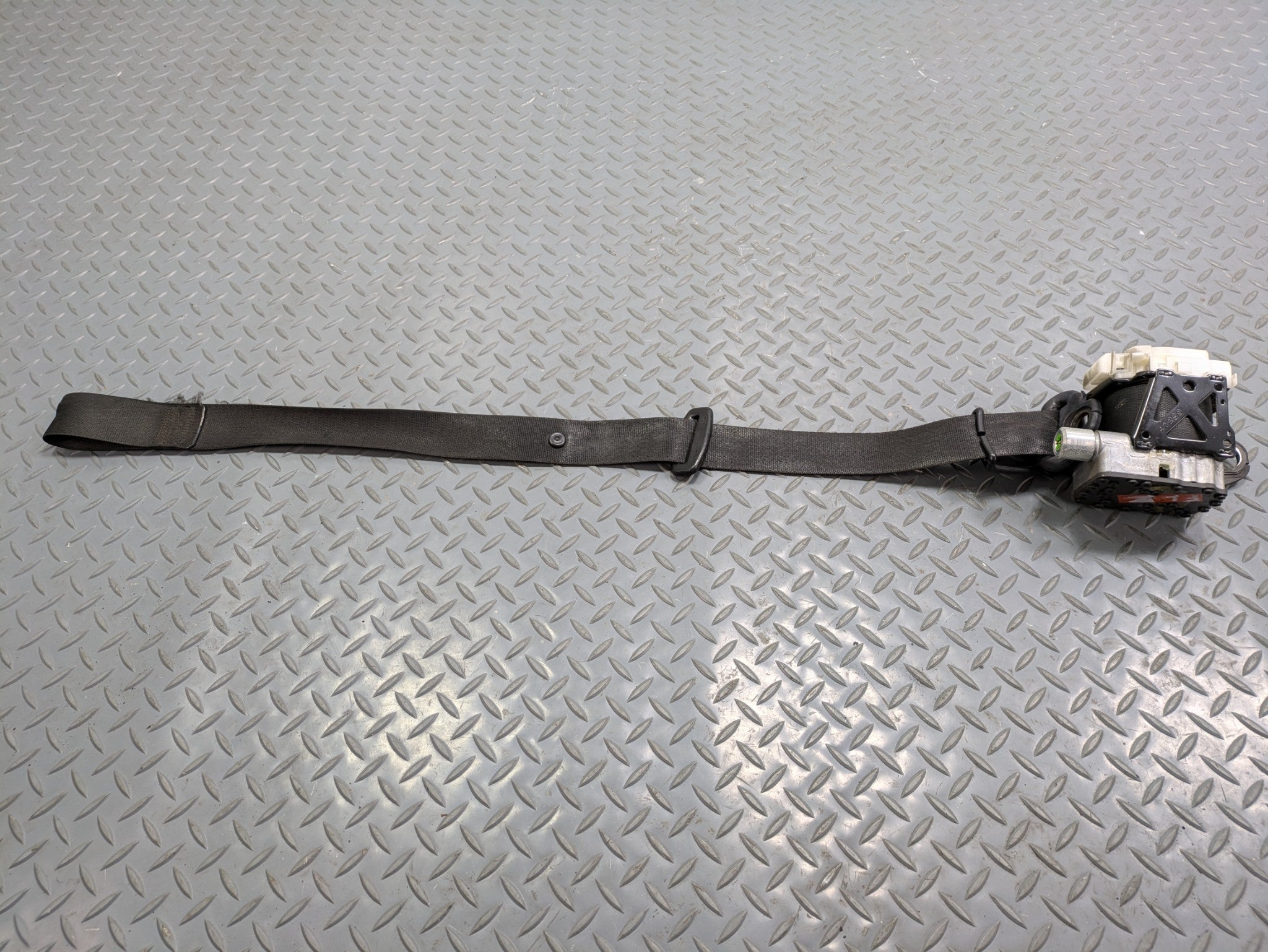 2004 - 2006 OEM MERCEDES-BENZ C230 FRONT LEFT DRIVER SIDE SEAT BELT BLACK