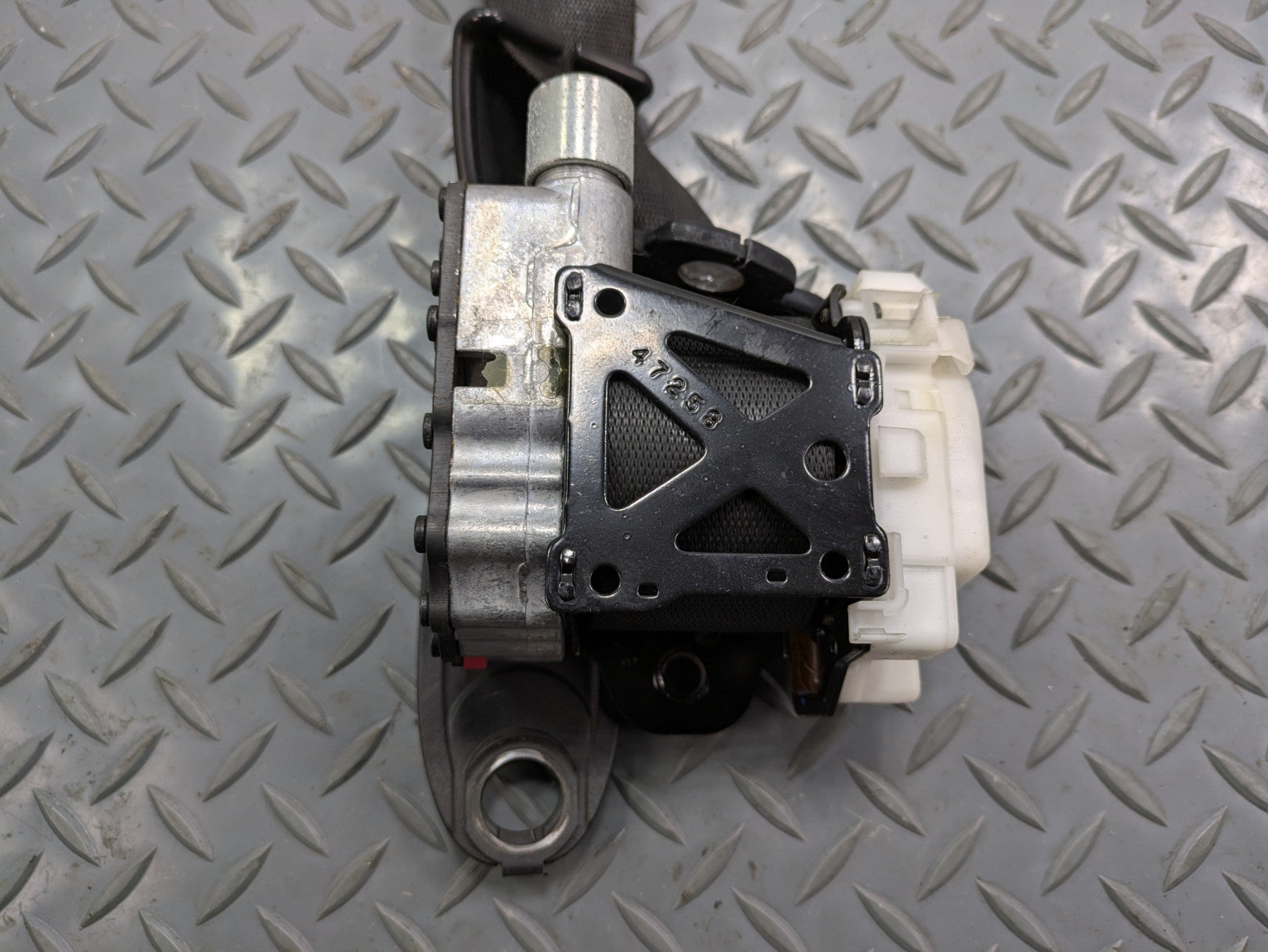 2004 - 2006 OEM MERCEDES-BENZ C230 FRONT LEFT DRIVER SIDE SEAT BELT BLACK