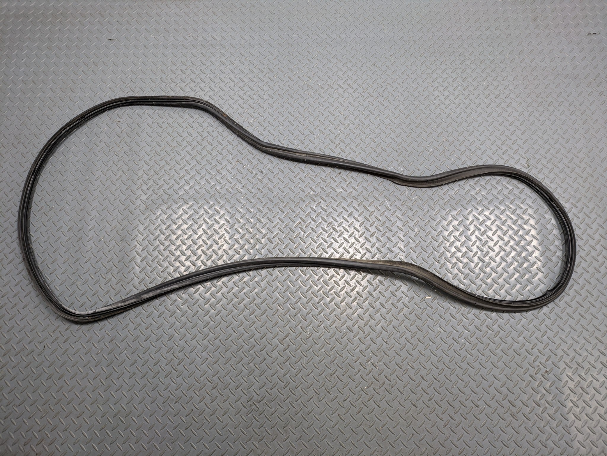 04 - 06 OEM MERCEDES-BENZ C230 REAR TRUNK TAILGATE SEAL WEATHER STRIPPING RUBBER