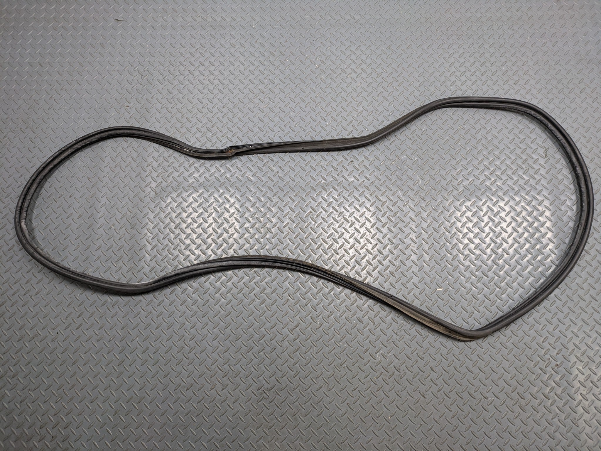 04 - 06 OEM MERCEDES-BENZ C230 REAR TRUNK TAILGATE SEAL WEATHER STRIPPING RUBBER