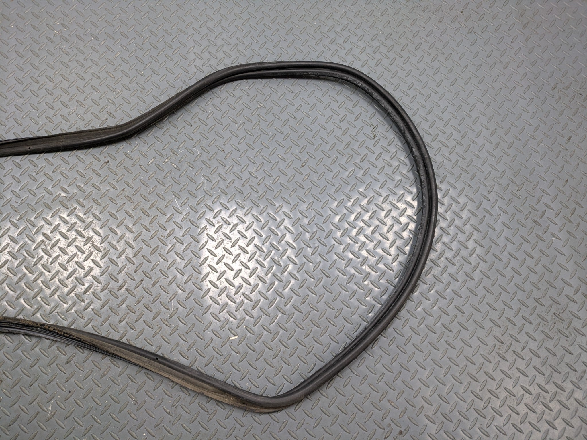 04 - 06 OEM MERCEDES-BENZ C230 REAR TRUNK TAILGATE SEAL WEATHER STRIPPING RUBBER