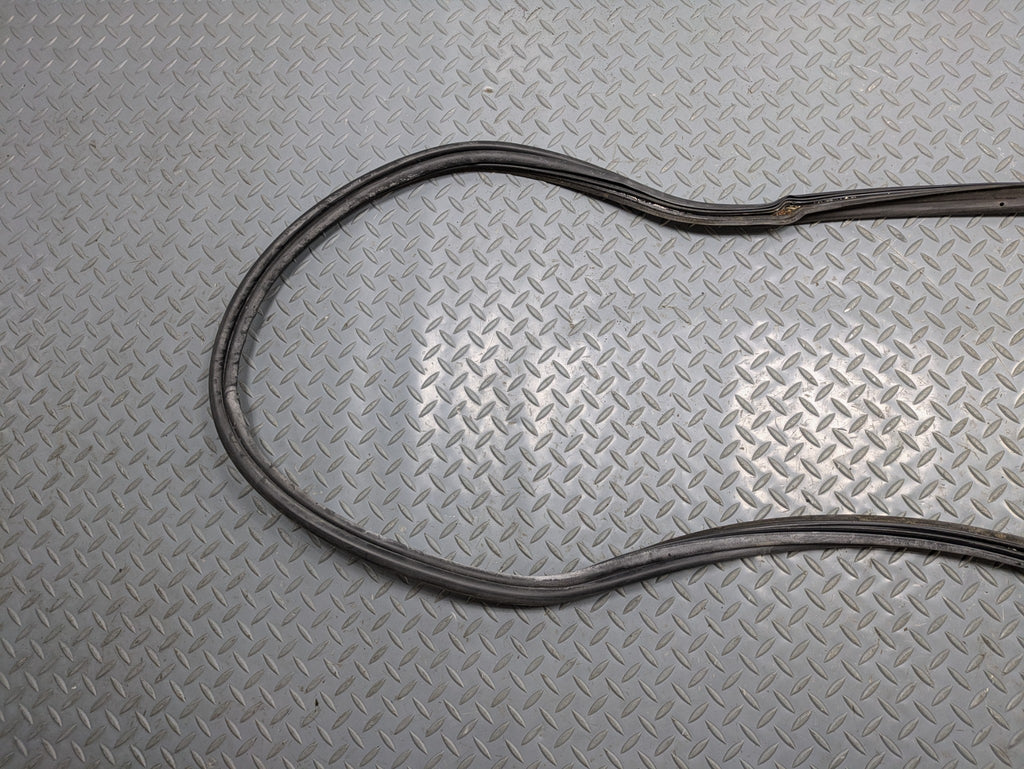 04 - 06 OEM MERCEDES-BENZ C230 REAR TRUNK TAILGATE SEAL WEATHER STRIPPING RUBBER