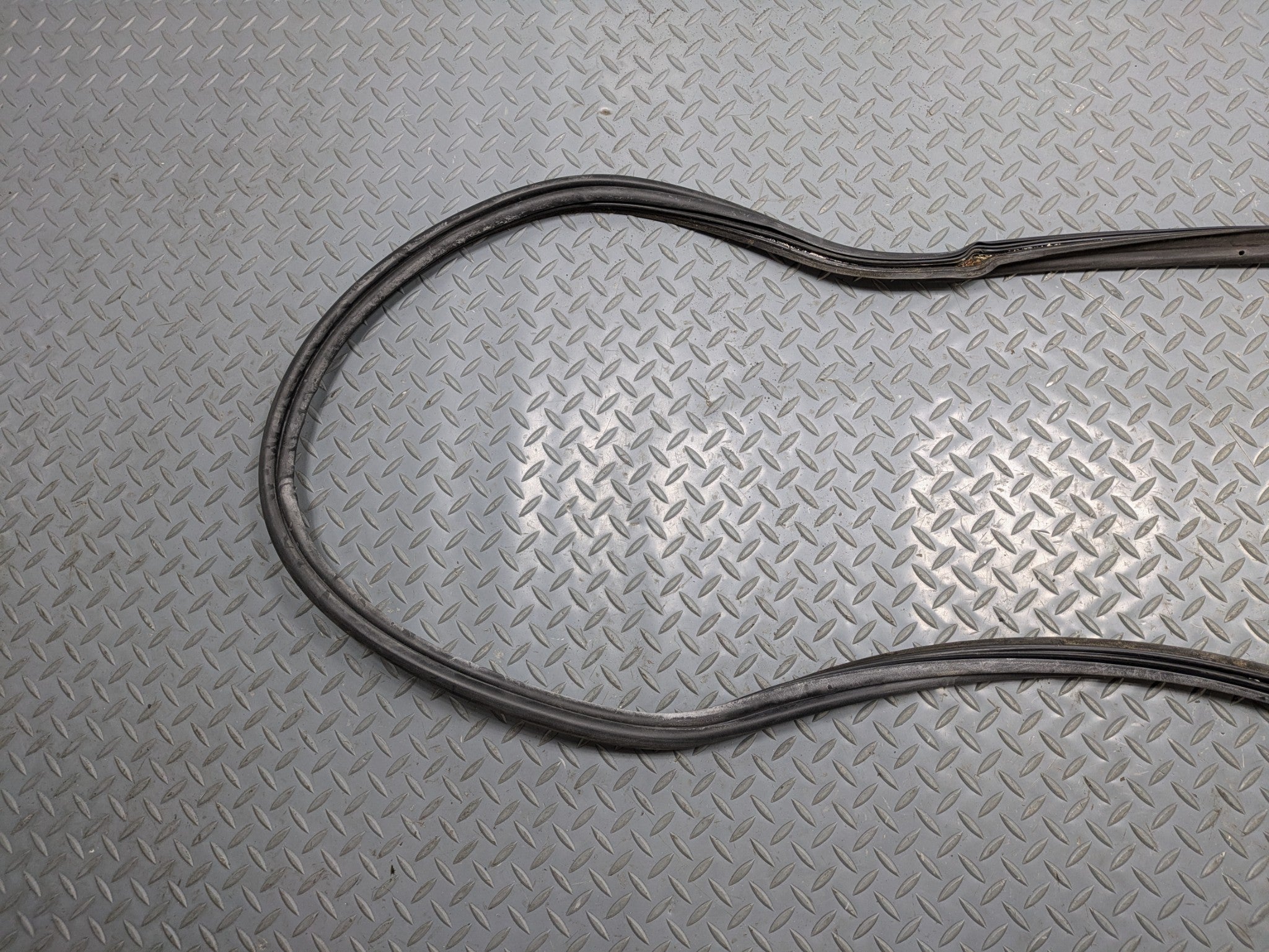 04 - 06 OEM MERCEDES-BENZ C230 REAR TRUNK TAILGATE SEAL WEATHER STRIPPING RUBBER