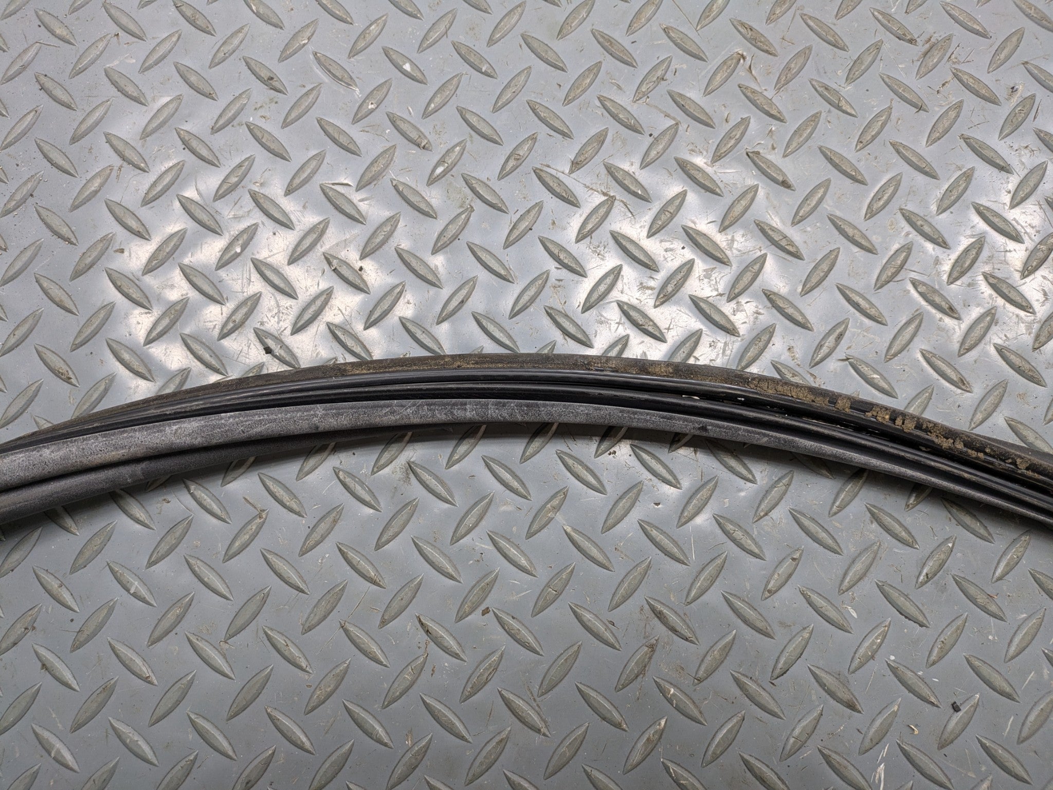 04 - 06 OEM MERCEDES-BENZ C230 REAR TRUNK TAILGATE SEAL WEATHER STRIPPING RUBBER