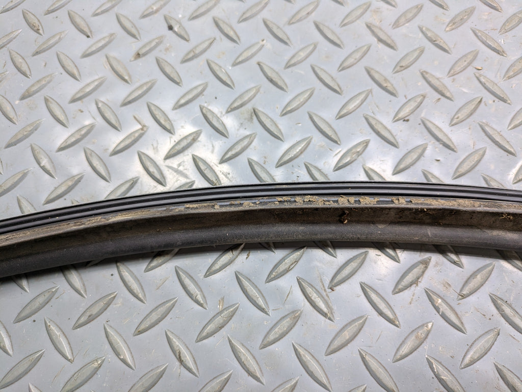 04 - 06 OEM MERCEDES-BENZ C230 REAR TRUNK TAILGATE SEAL WEATHER STRIPPING RUBBER