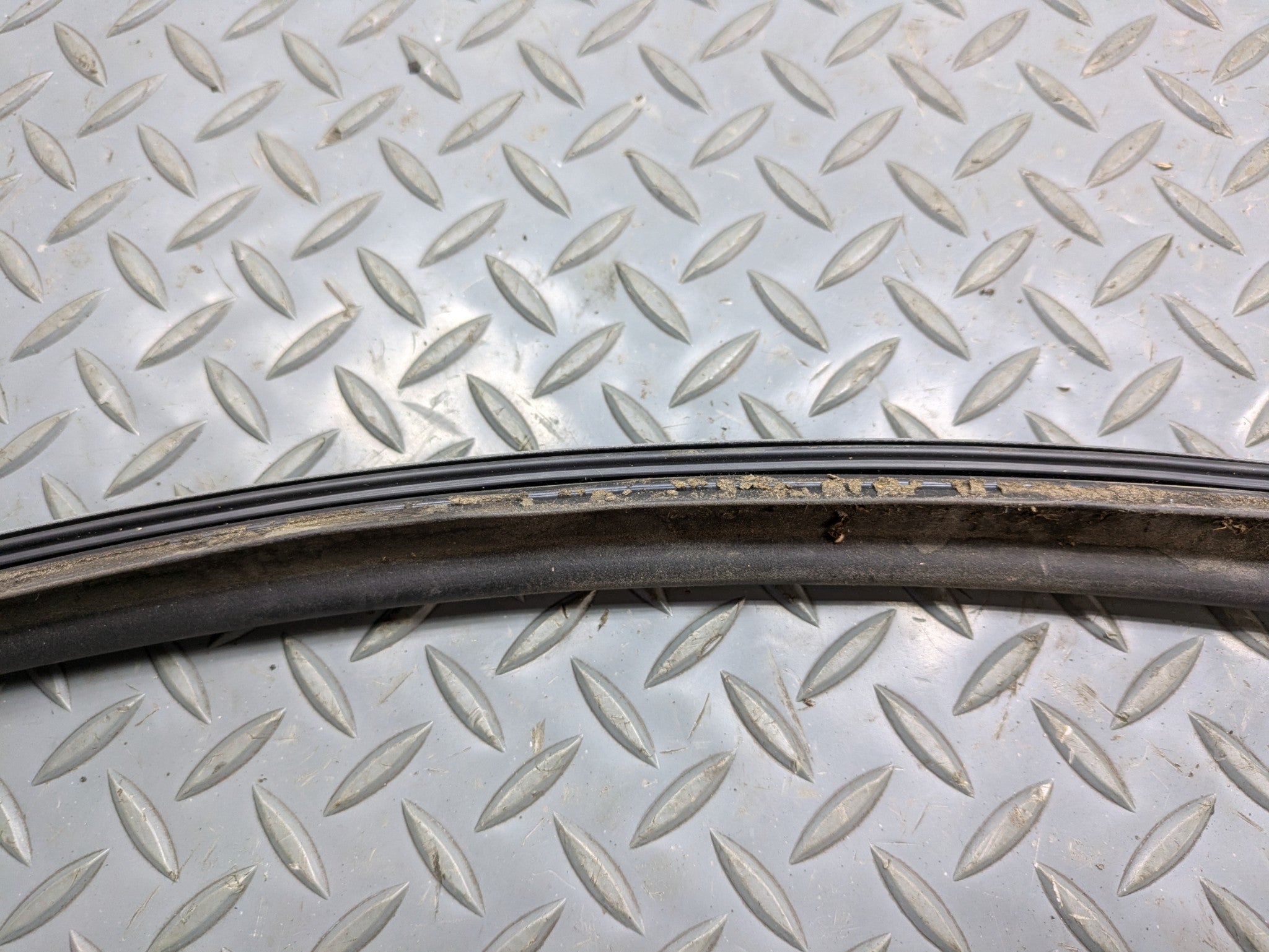 04 - 06 OEM MERCEDES-BENZ C230 REAR TRUNK TAILGATE SEAL WEATHER STRIPPING RUBBER