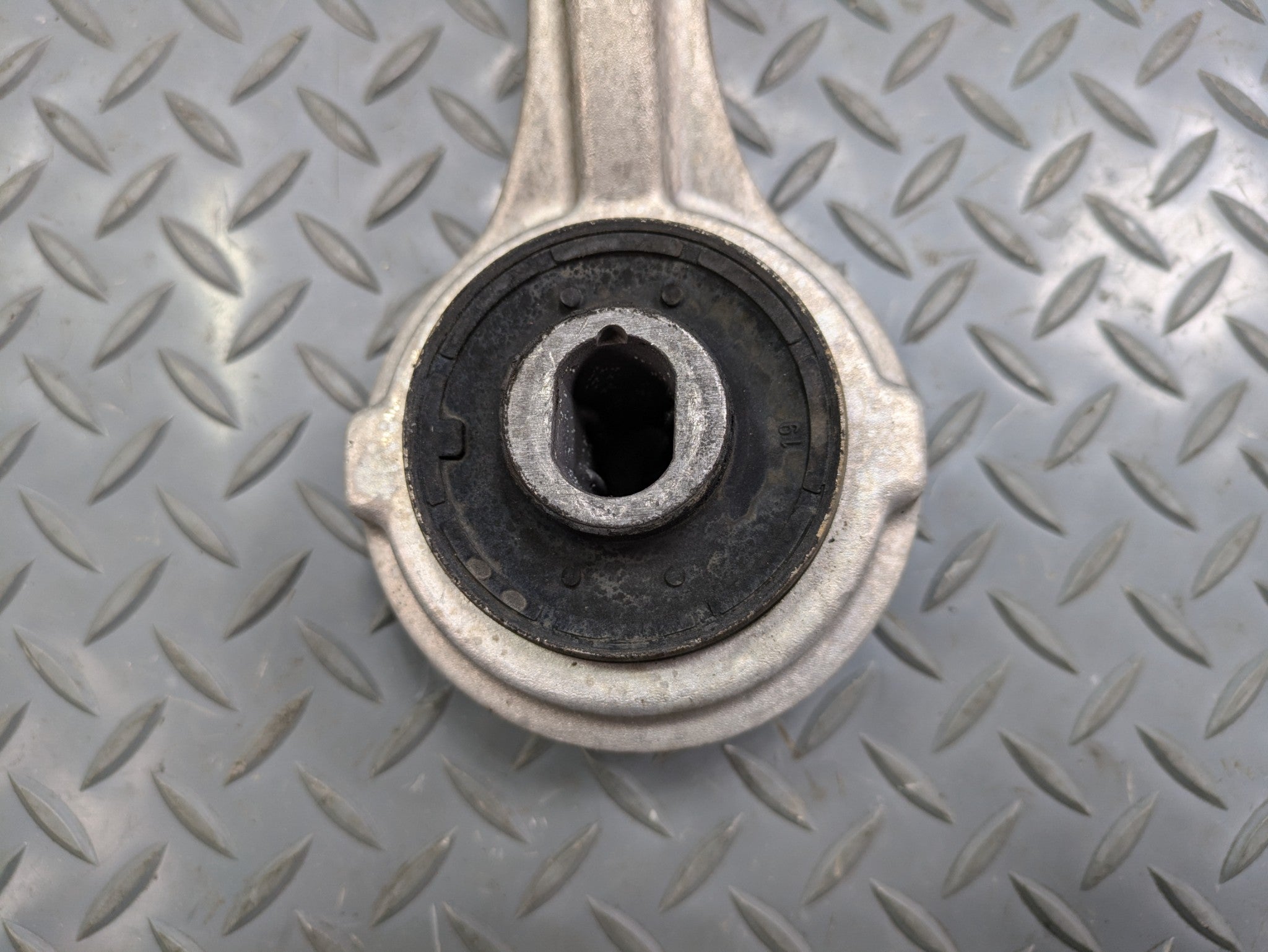 2004 - 2006 OEM MERCEDES-BENZ C230 FRONT RIGHT PASSENGER SIDE LOWER CONTROL ARM