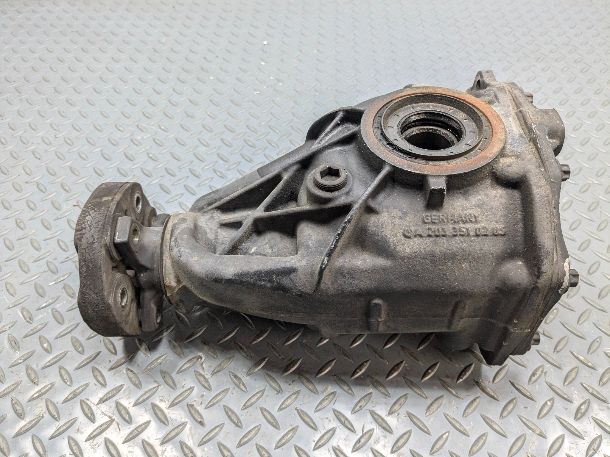 2004 - 2006 OEM MERCEDES-BENZ C230 REAR AXLE DIFFERENTIAL CARRIER ASSEMBLY 3.27
