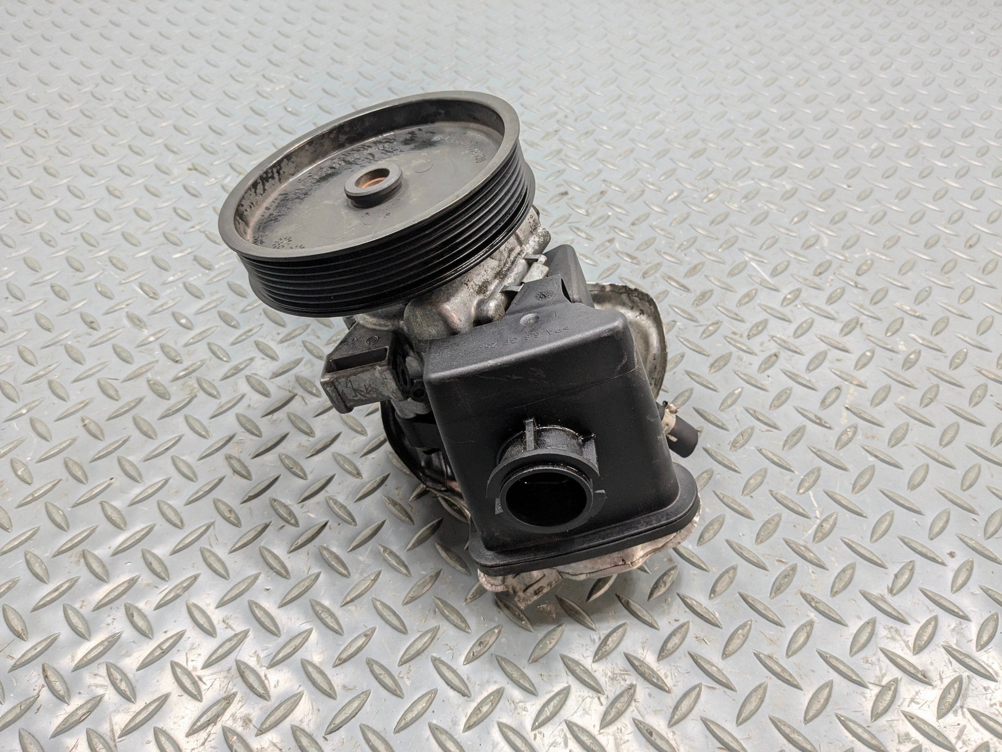 2004 - 2006 OEM MERCEDES-BENZ C230 POWER STEERING PUMP WITH PULLEY AND RESERVOIR