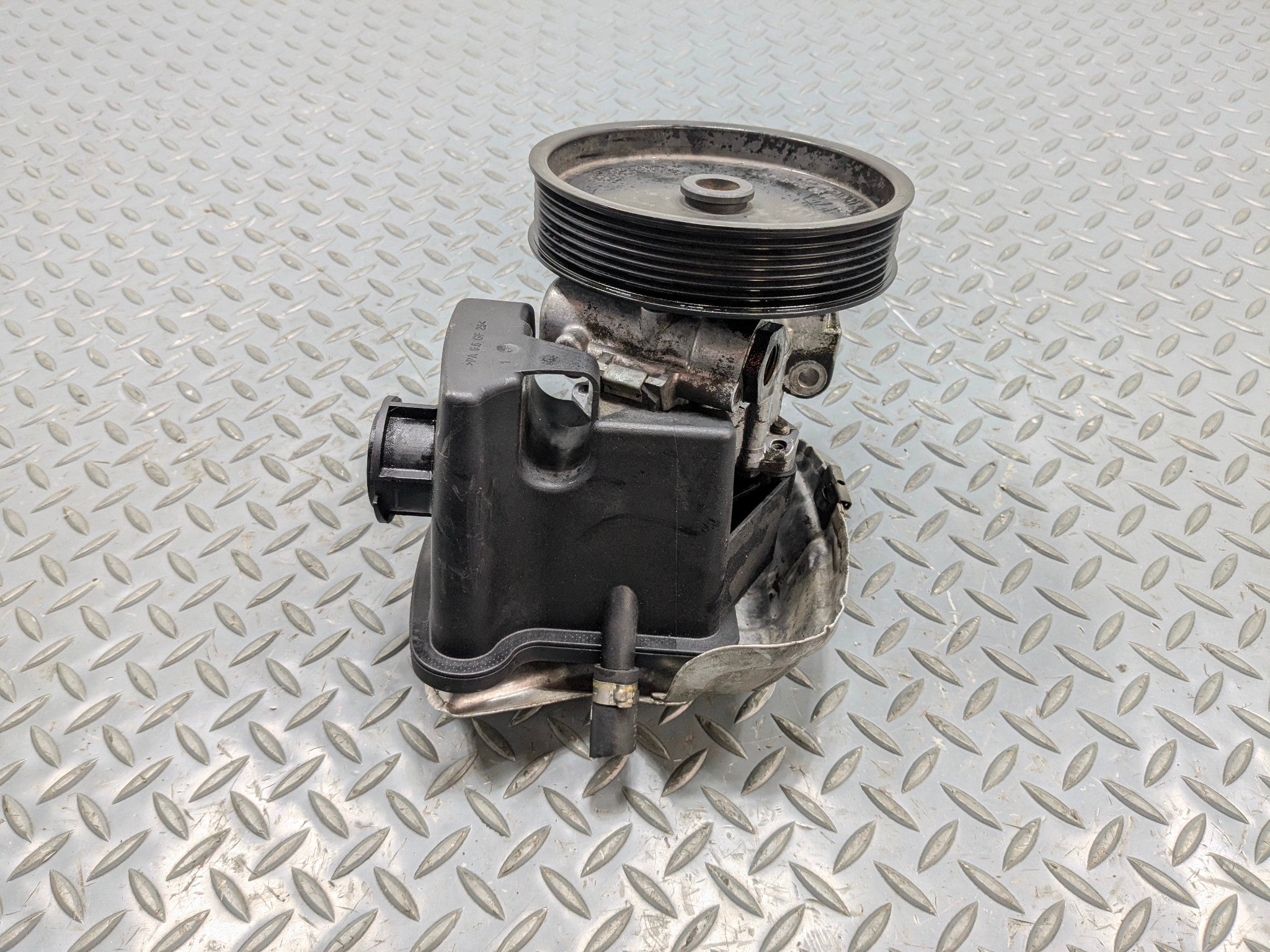 2004 - 2006 OEM MERCEDES-BENZ C230 POWER STEERING PUMP WITH PULLEY AND RESERVOIR