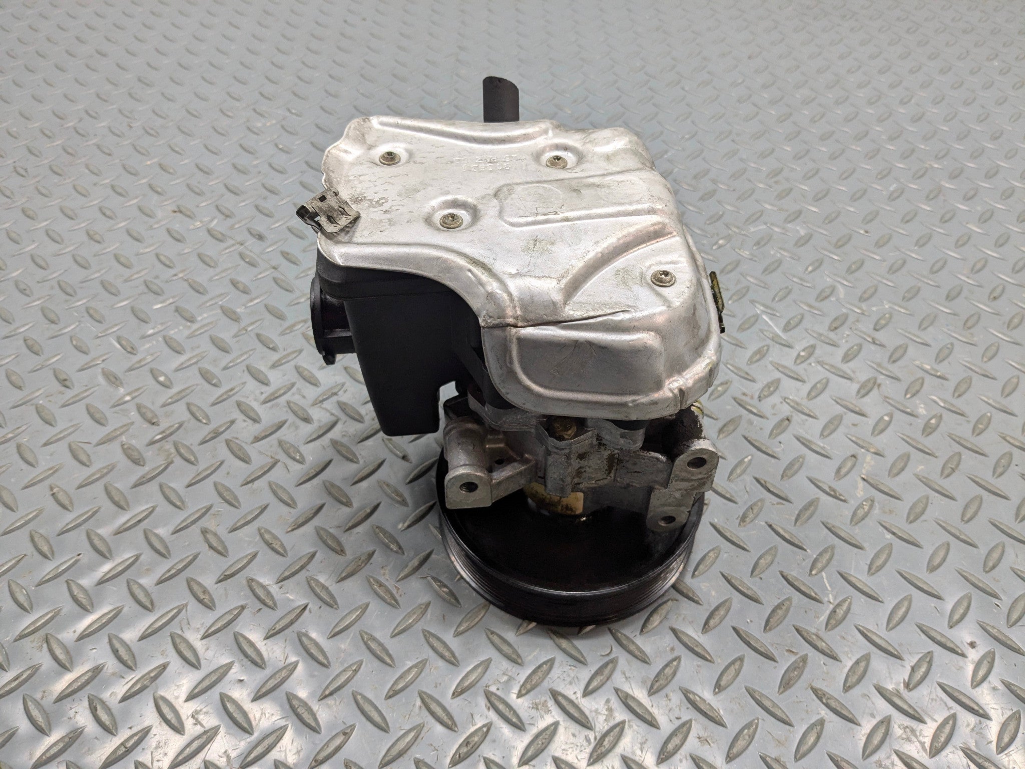 2004 - 2006 OEM MERCEDES-BENZ C230 POWER STEERING PUMP WITH PULLEY AND RESERVOIR