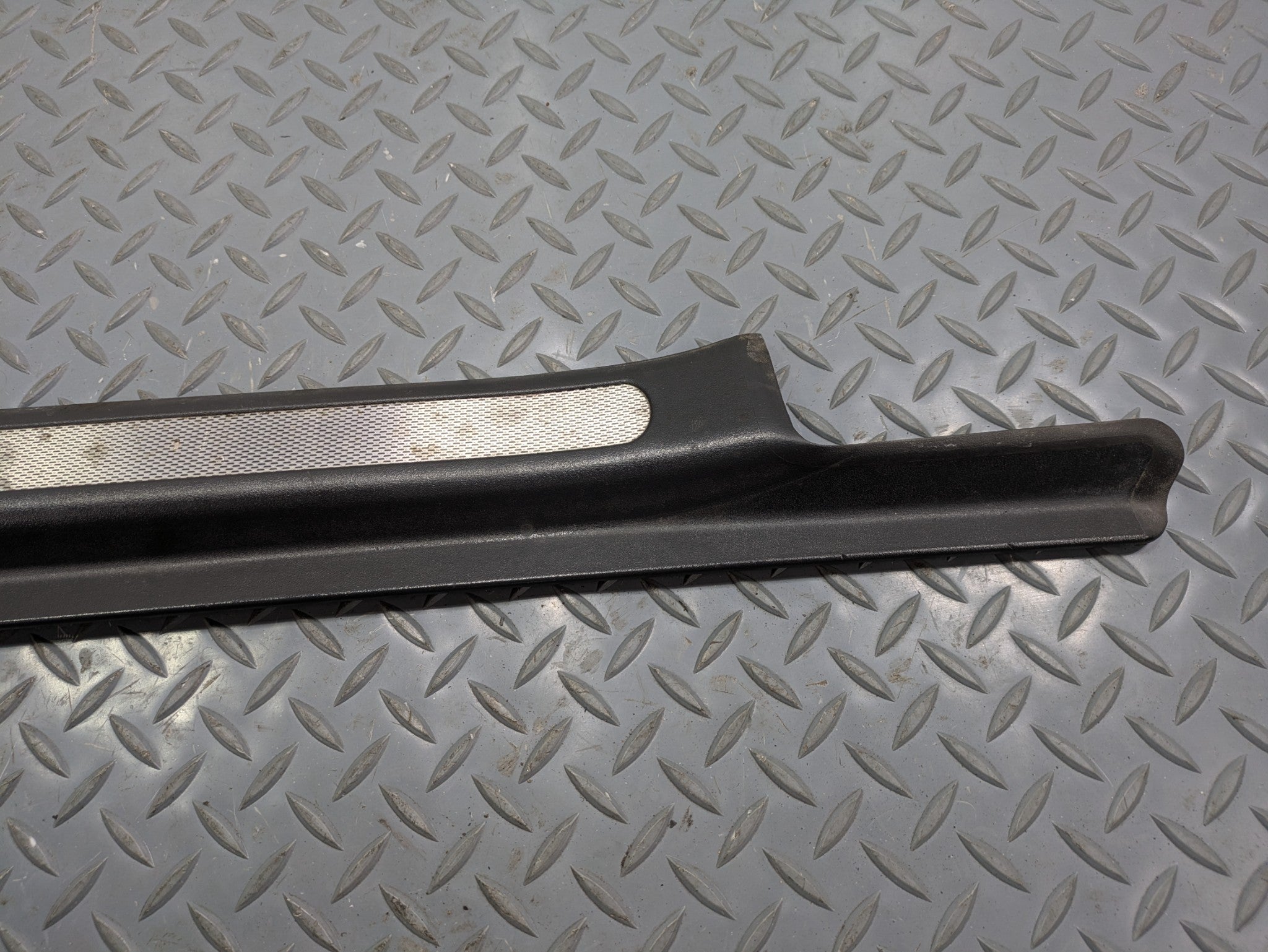 2004 - 2006 OEM MERCEDES-BENZ C230 FRONT LEFT DRIVER SIDE DOOR SILL PLATE