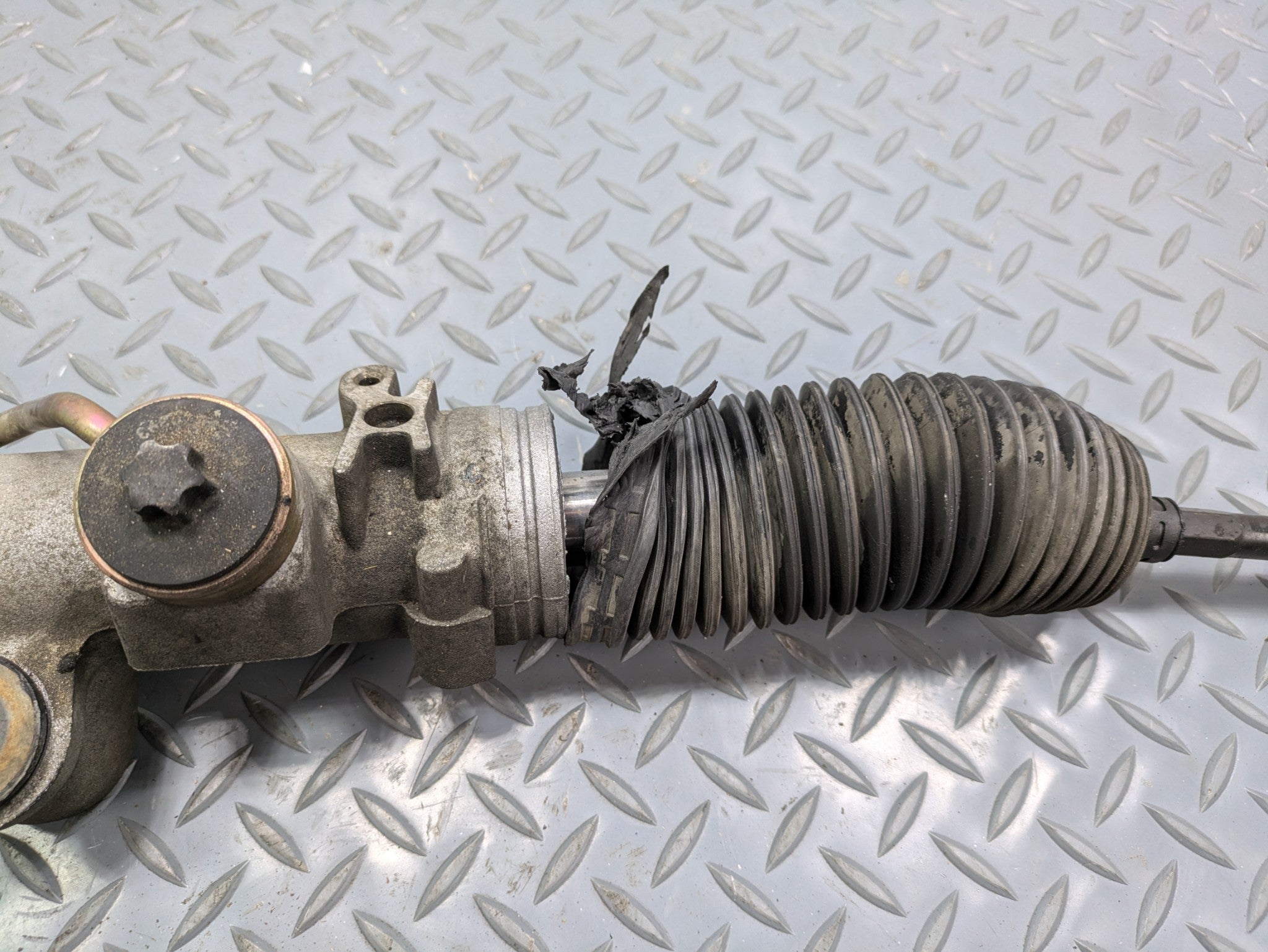 2004 - 2006 OEM MERCEDES-BENZ C230 POWER STEERING GEAR RACK AND PINION ASSEMBLY