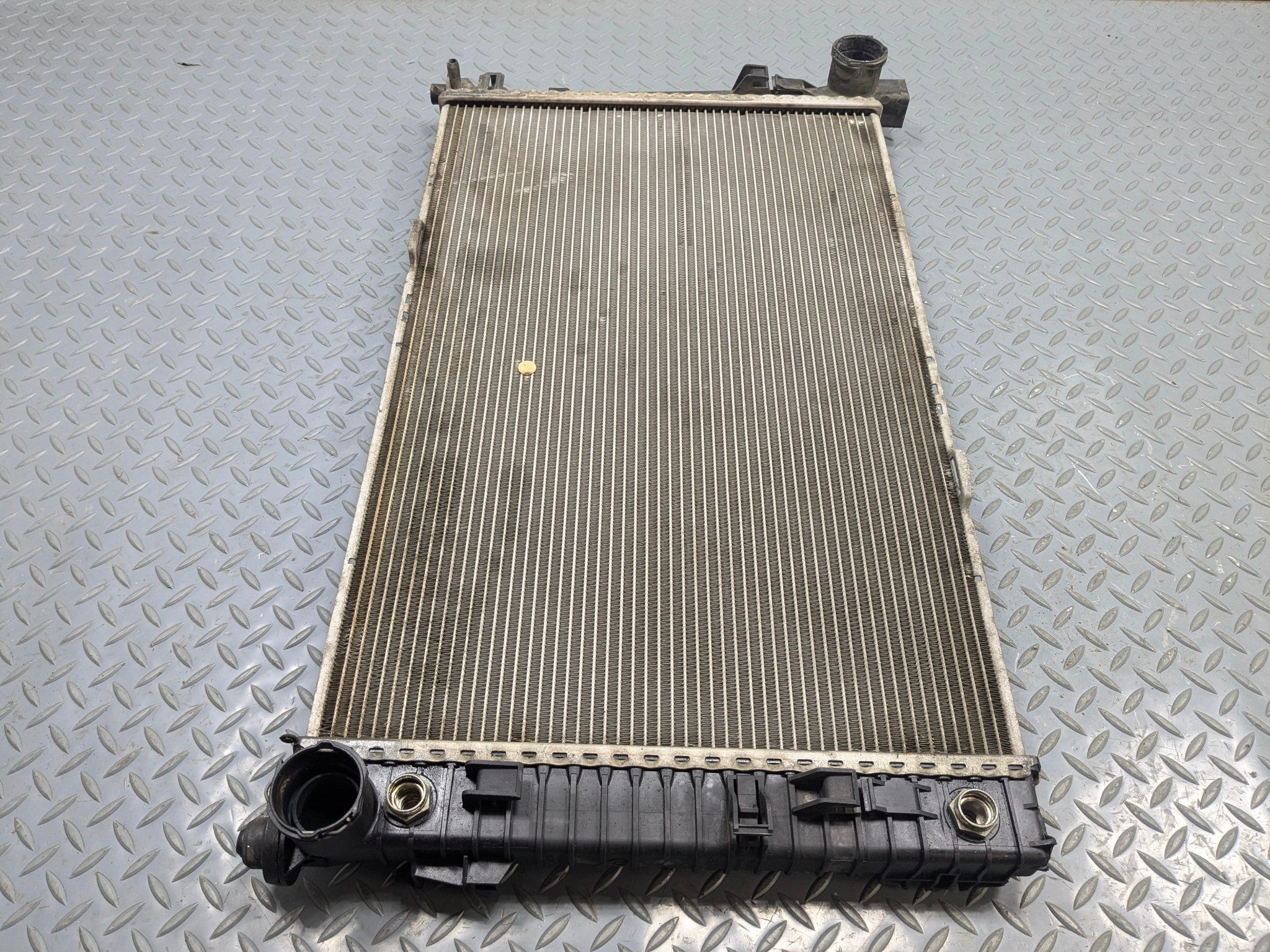 04 - 06 OEM MERCEDES-BENZ C230 ENGINE COOLING RADIATOR AUTOMATIC TRANSMISSION