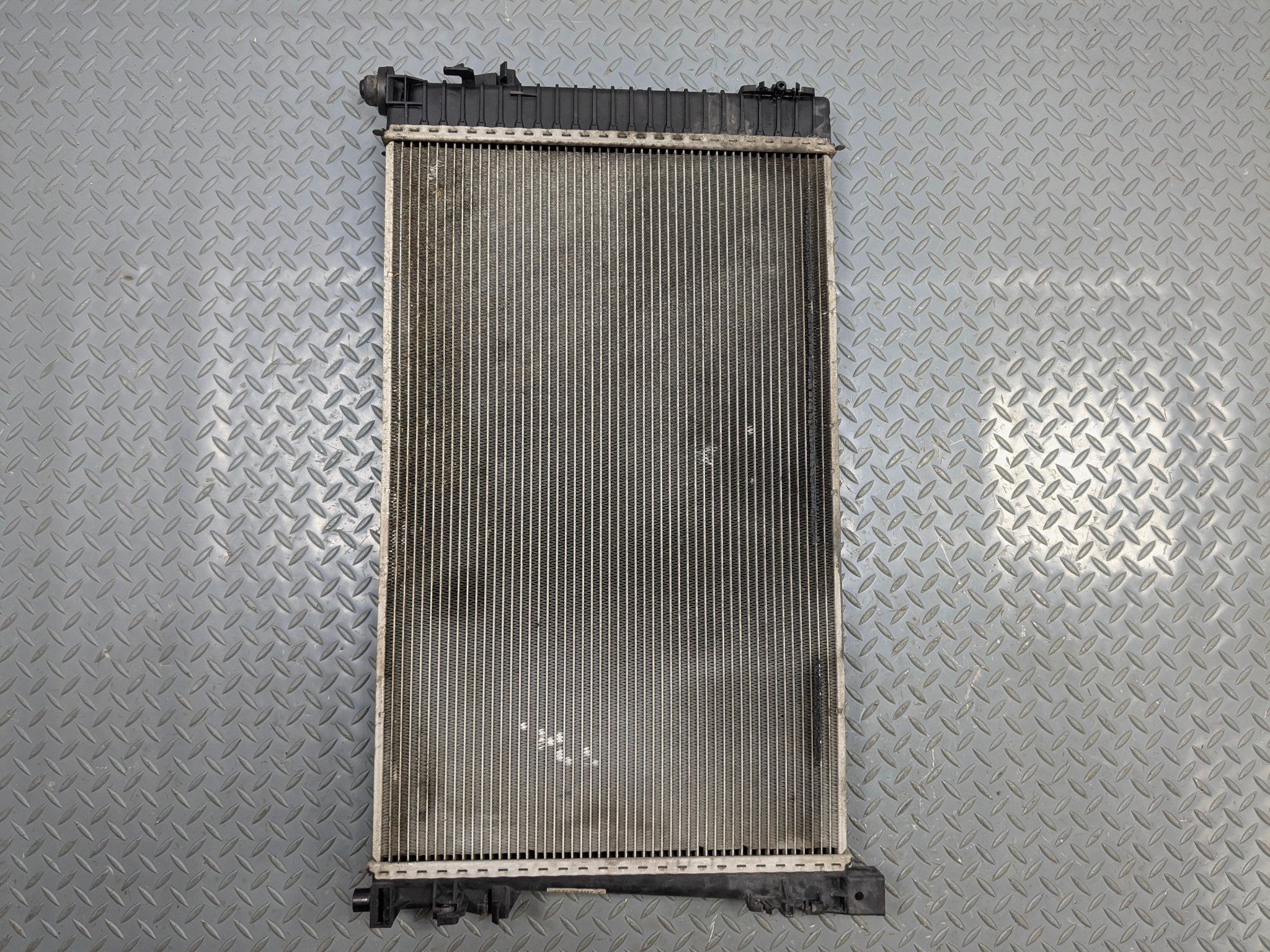 04 - 06 OEM MERCEDES-BENZ C230 ENGINE COOLING RADIATOR AUTOMATIC TRANSMISSION