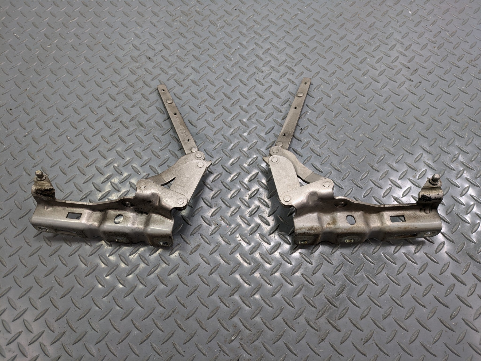 2004 - 2006 OEM MERCEDES-BENZ C230 FRONT LEFT AND RIGHT SIDE HOOD HINGE SET