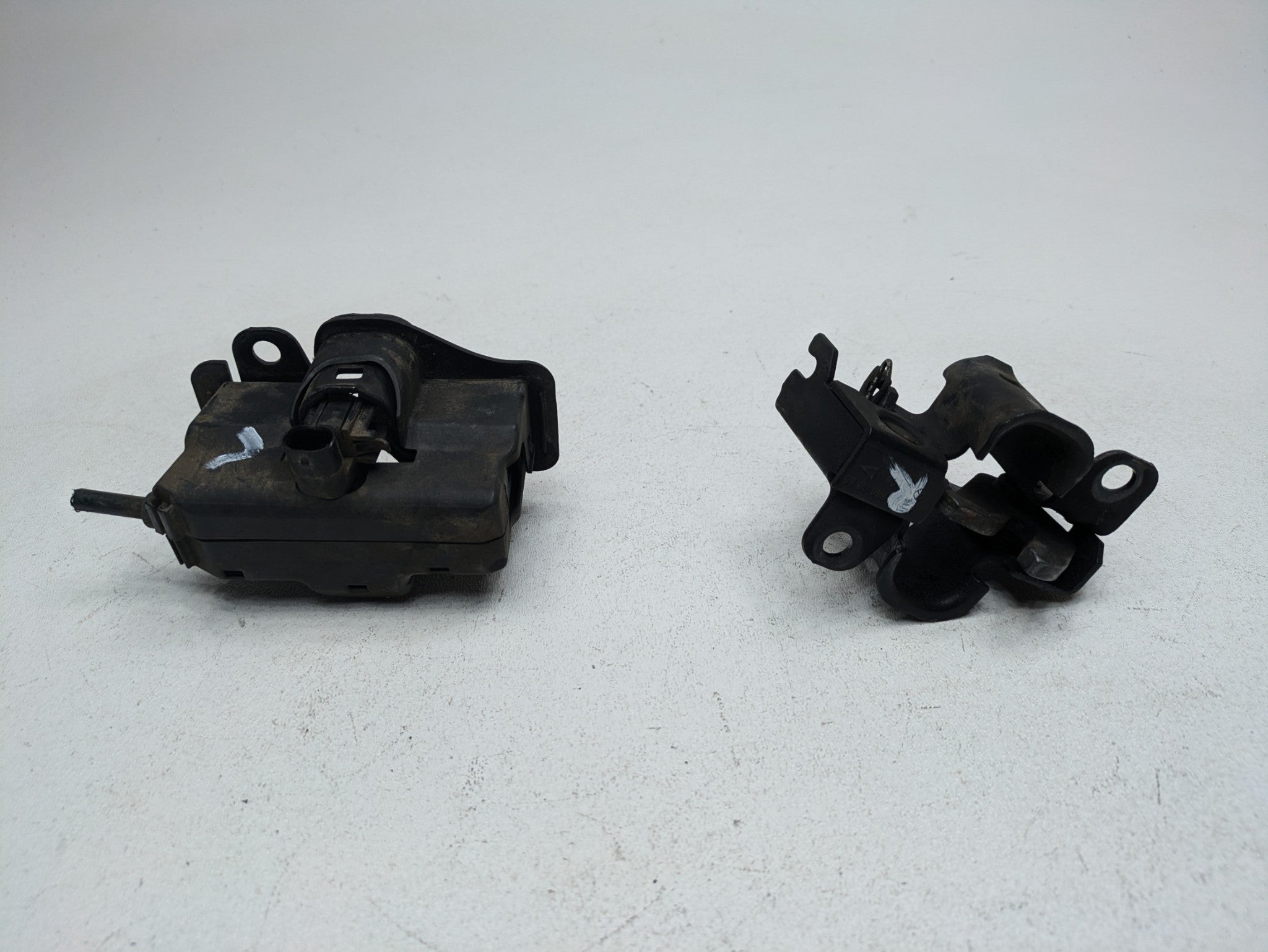 2004 - 2006 OEM MERCEDES-BENZ C230 FRONT LEFT AND RIGHT SIDE HOOD LATCH LOCK