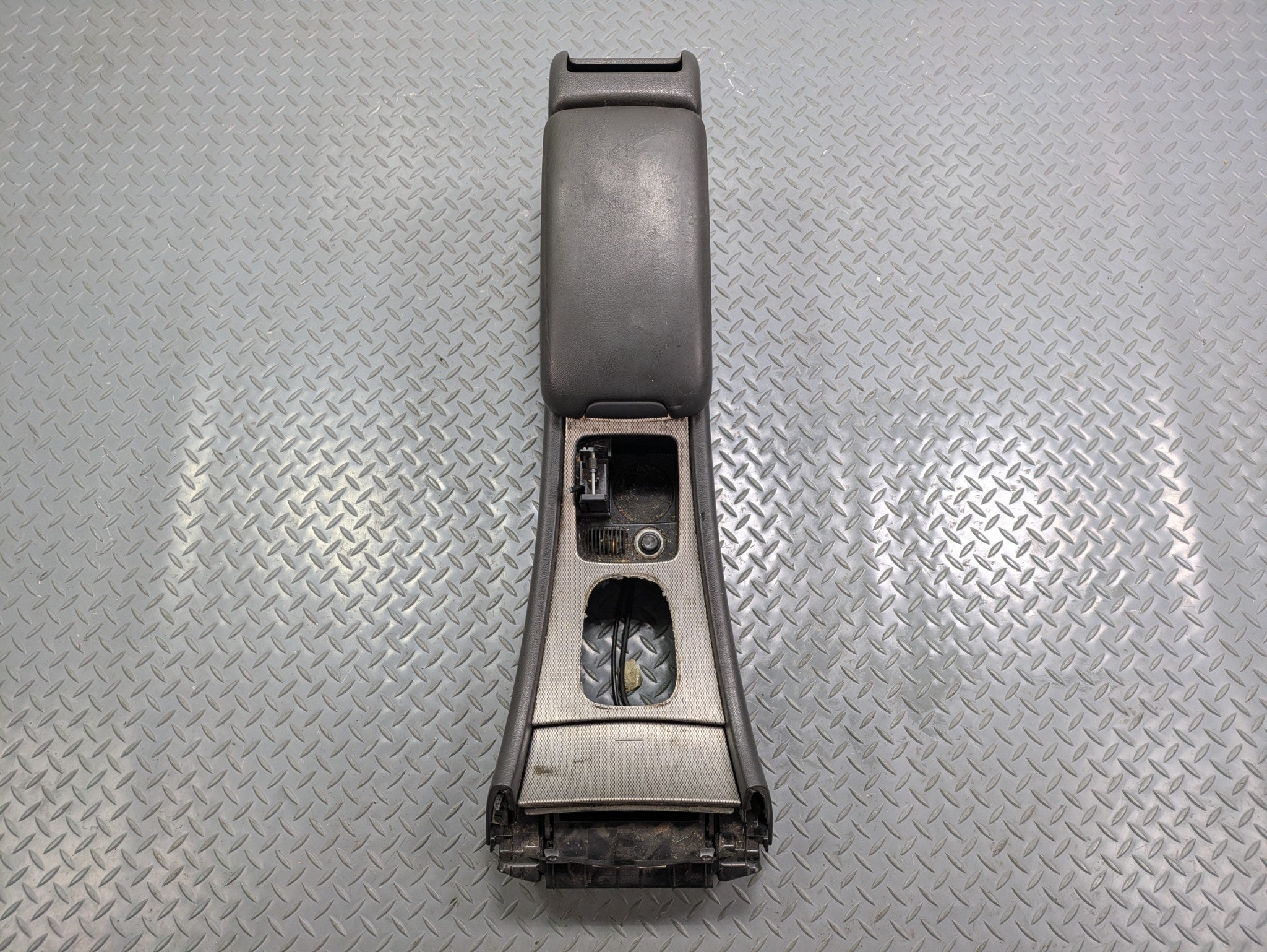 04 - 06 OEM MERCEDES-BENZ C230 FRONT CENTER CONSOLE ARMREST STORAGE COMPARTMENT