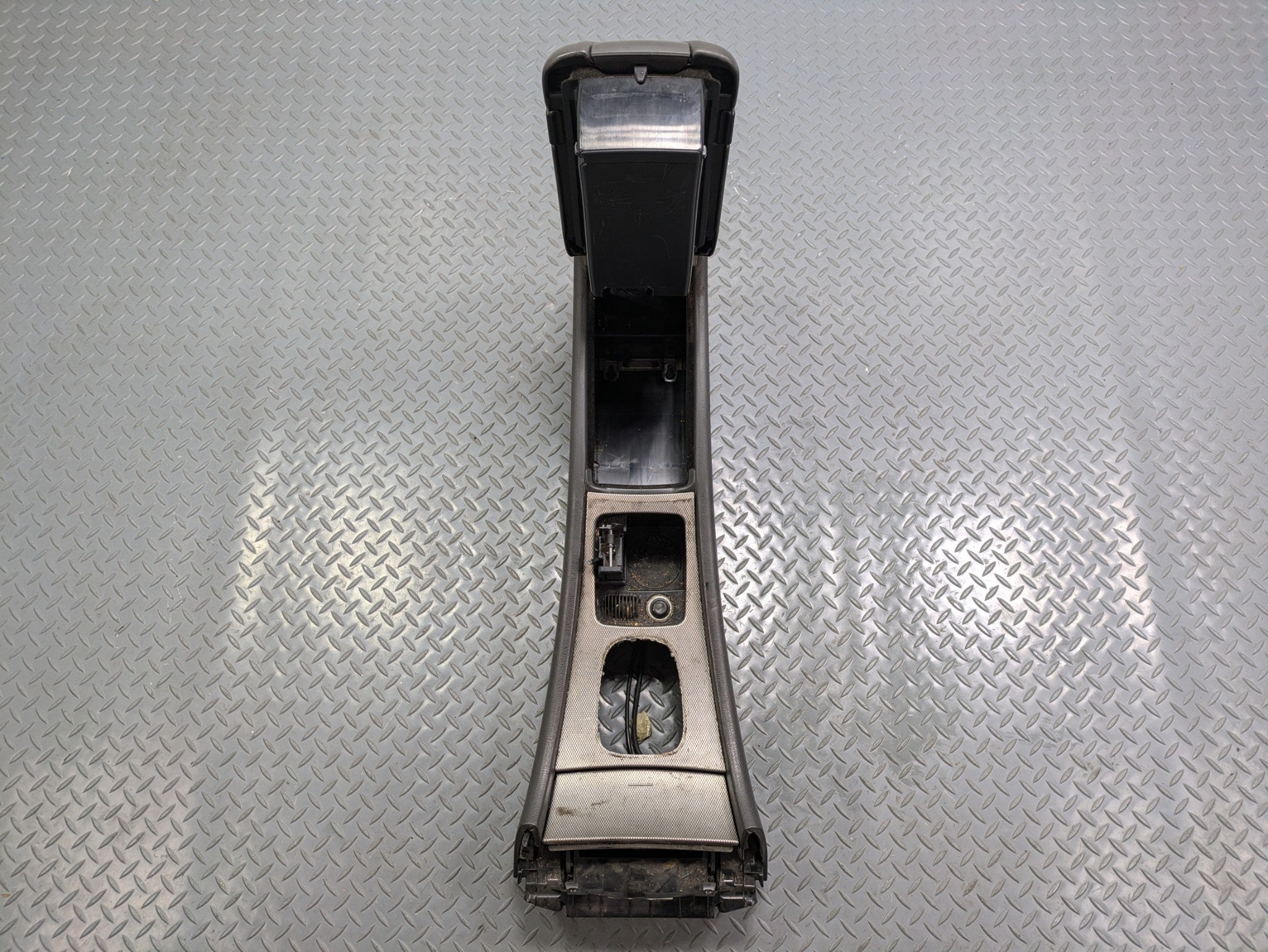 04 - 06 OEM MERCEDES-BENZ C230 FRONT CENTER CONSOLE ARMREST STORAGE COMPARTMENT