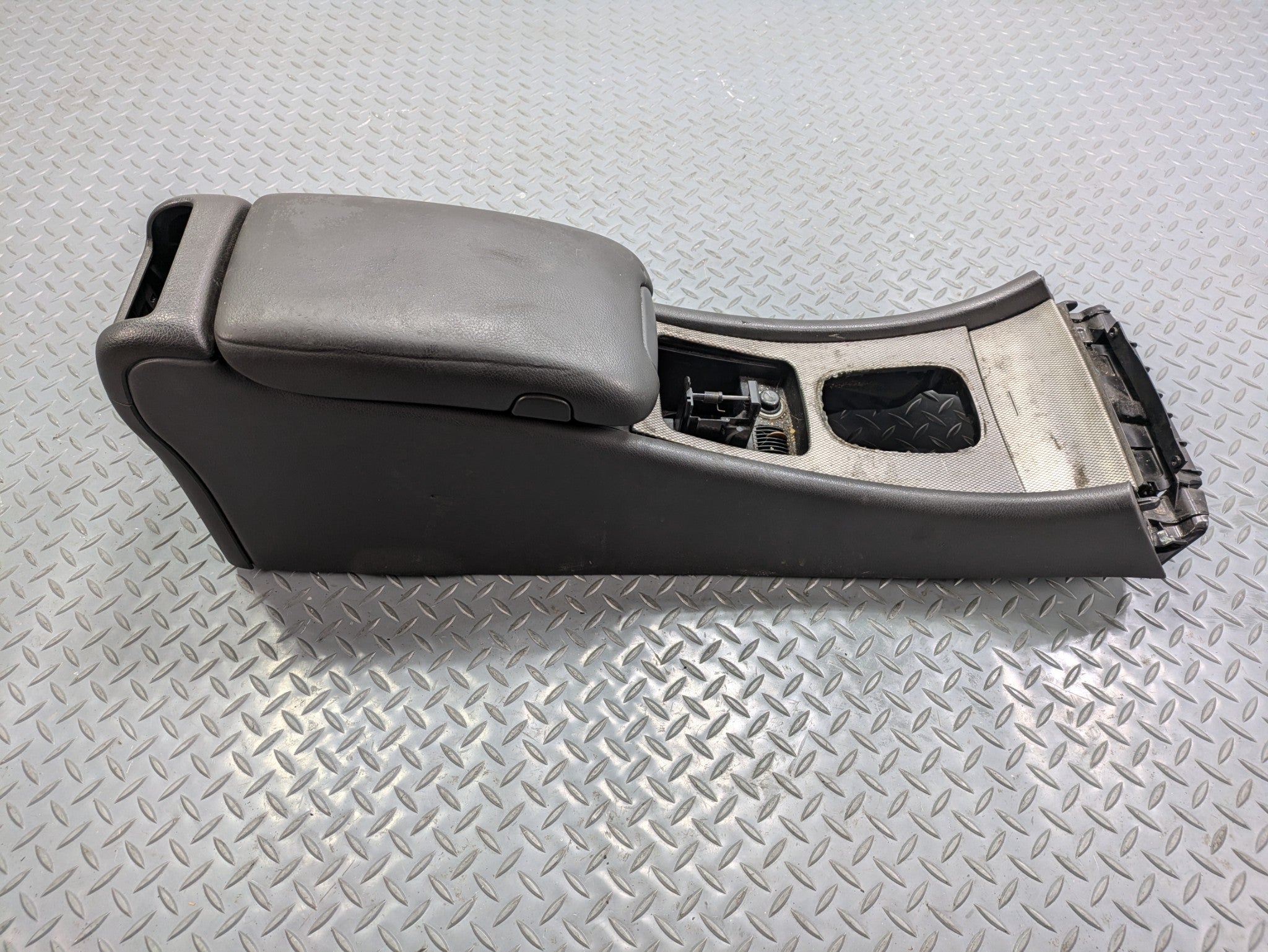 04 - 06 OEM MERCEDES-BENZ C230 FRONT CENTER CONSOLE ARMREST STORAGE COMPARTMENT