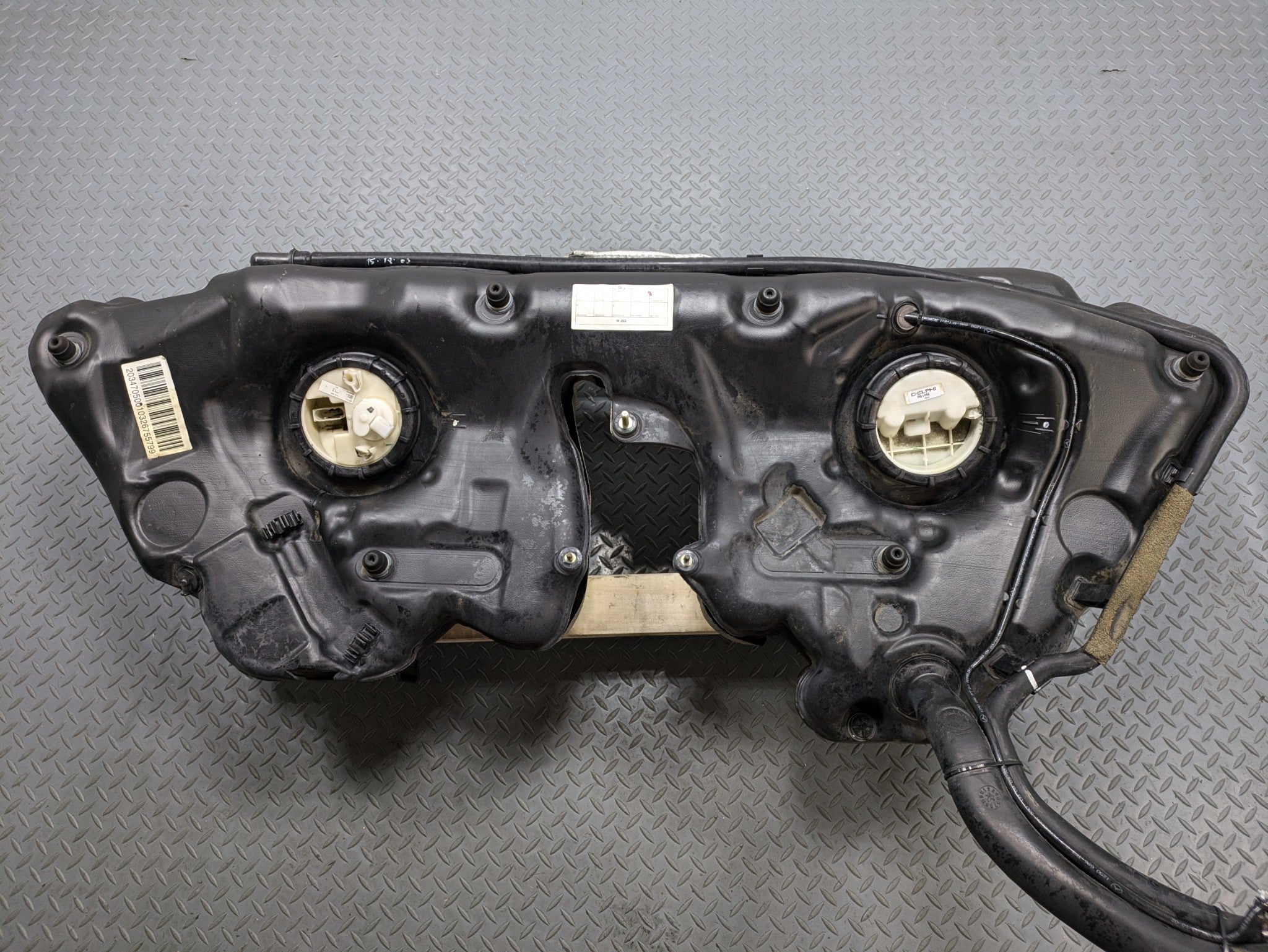 2004 - 2006 OEM MERCEDES-BENZ C230 GAS FUEL TANK RESERVOIR ASSEMBLY