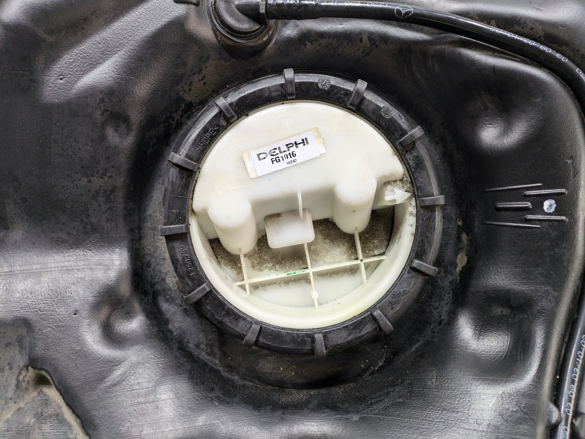 2004 - 2006 OEM MERCEDES-BENZ C230 GAS FUEL TANK RESERVOIR ASSEMBLY