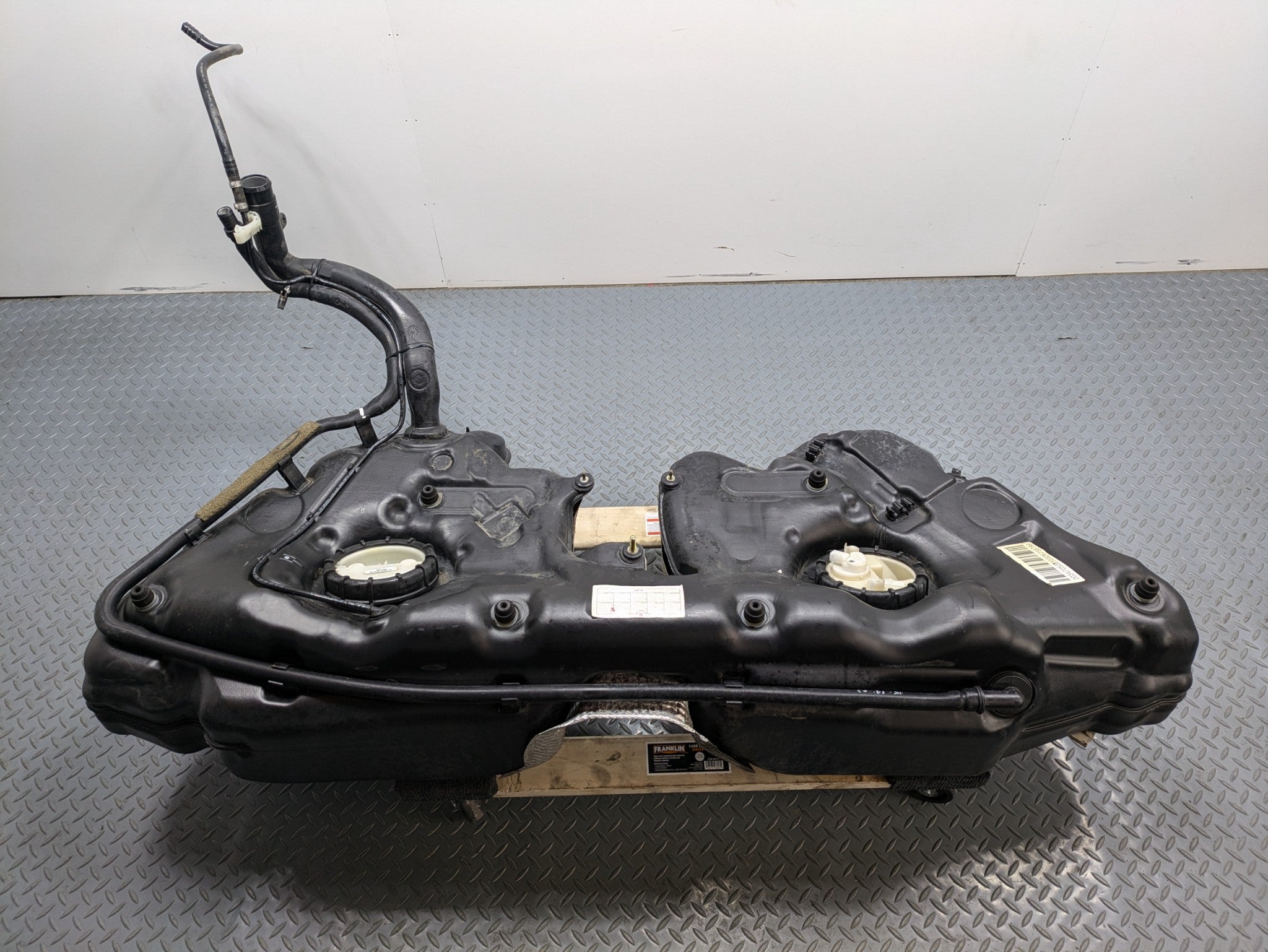 2004 - 2006 OEM MERCEDES-BENZ C230 GAS FUEL TANK RESERVOIR ASSEMBLY