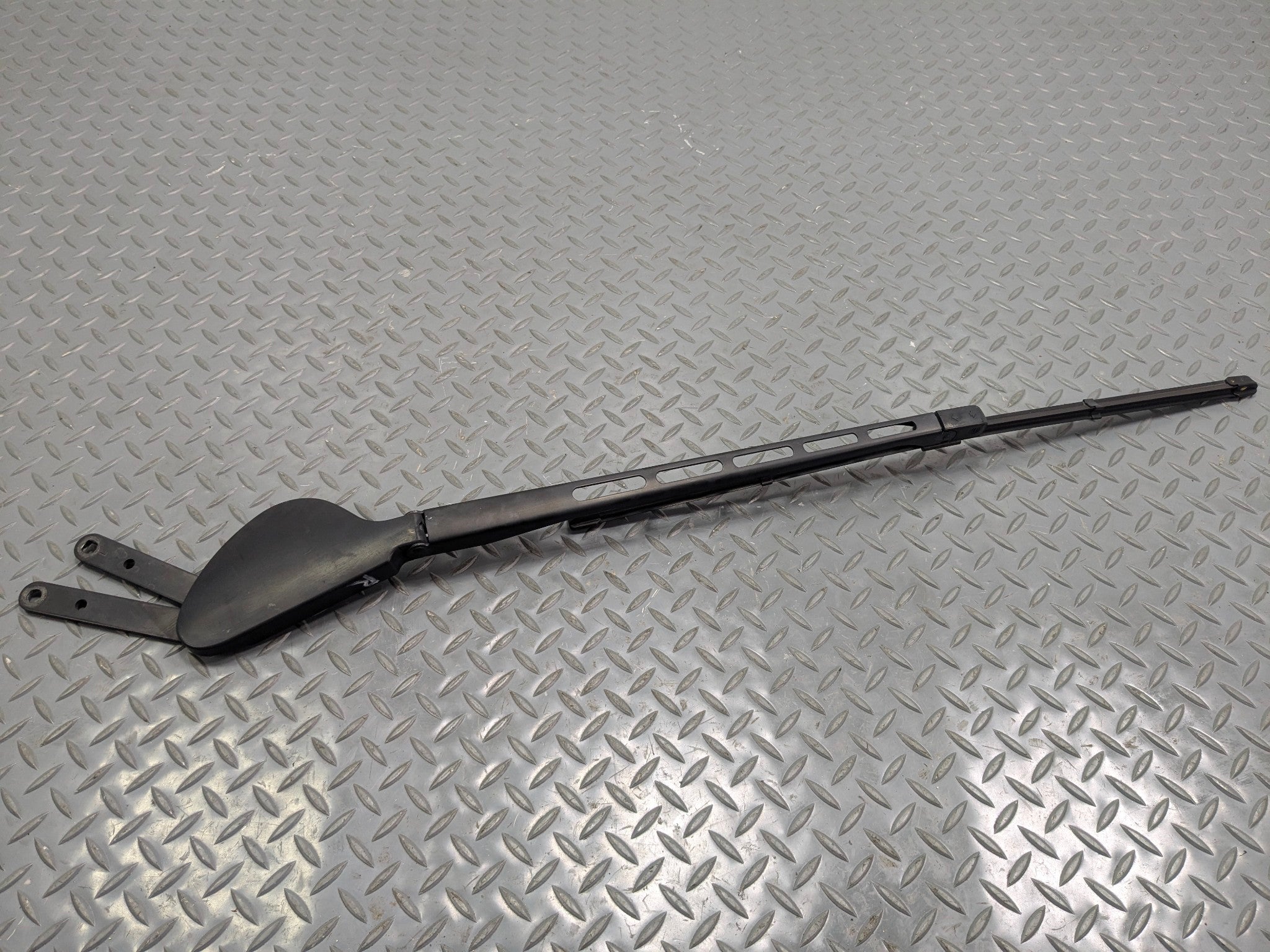 04 - 06 OEM MERCEDES-BENZ C230 FRONT RIGHT SIDE WINDSHIELD WIPER ARM WITH BLADE