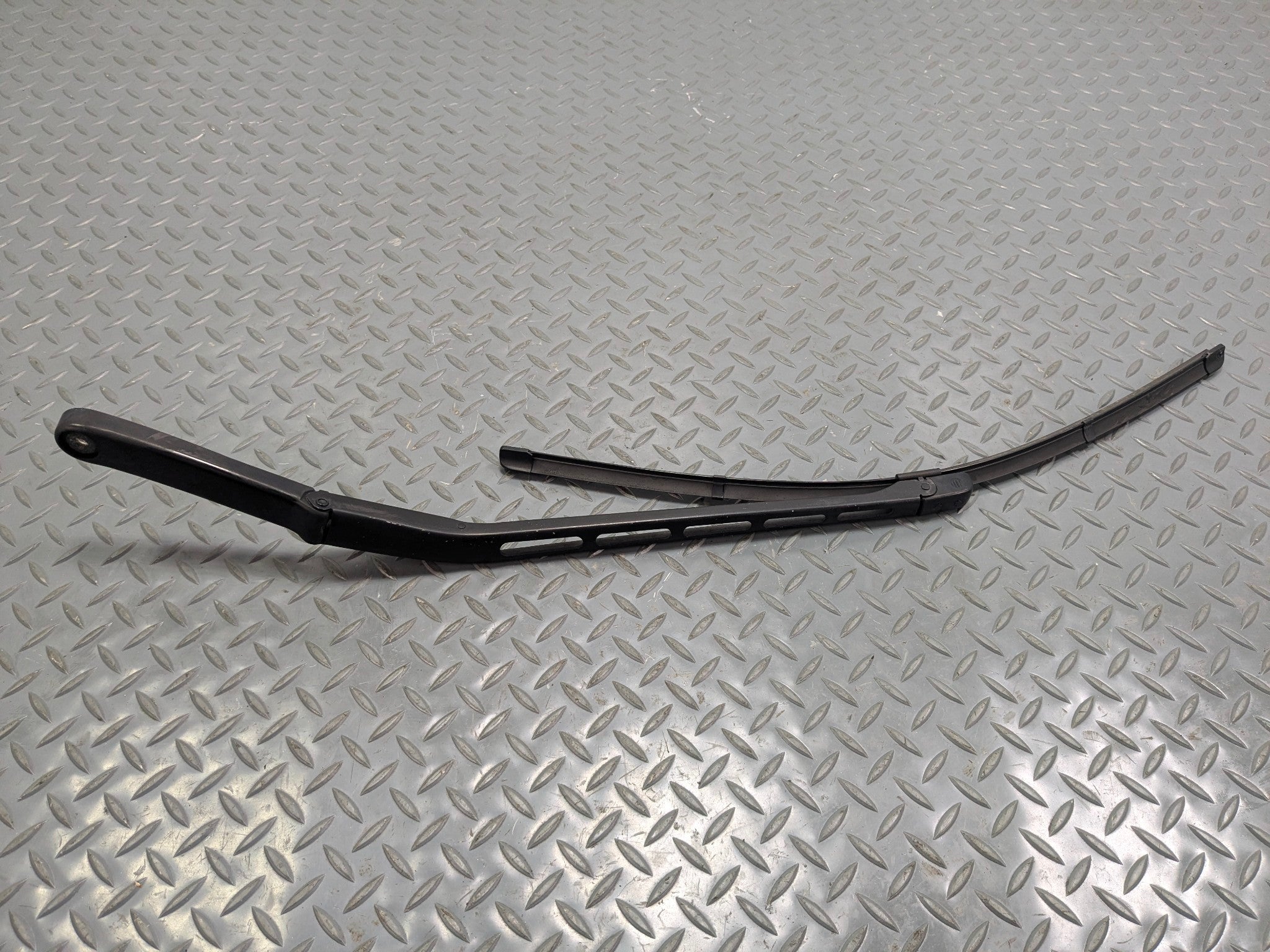 04 - 06 OEM MERCEDES-BENZ C230 FRONT LEFT SIDE WINDSHIELD WIPER ARM WITH BLADE