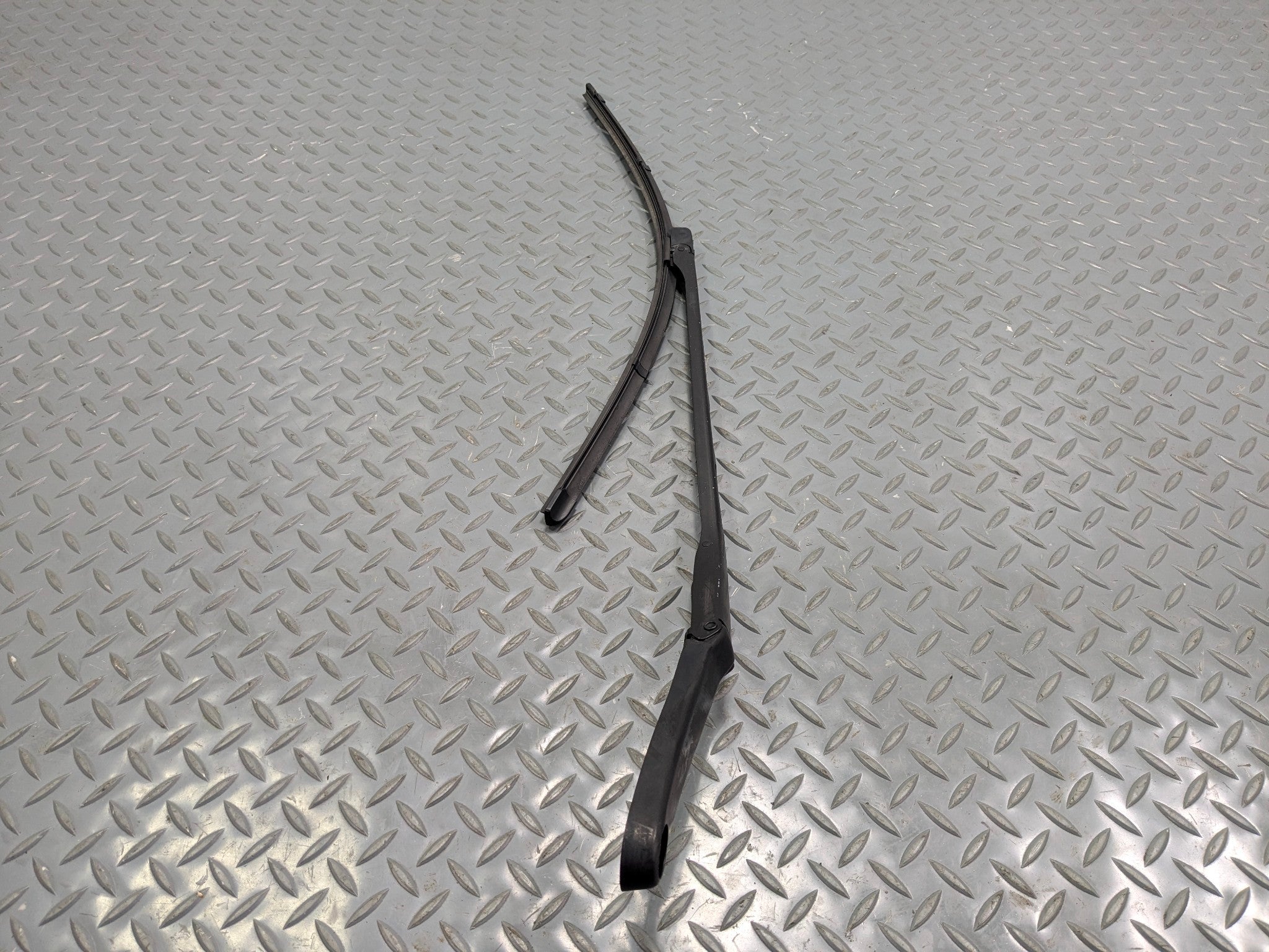 04 - 06 OEM MERCEDES-BENZ C230 FRONT LEFT SIDE WINDSHIELD WIPER ARM WITH BLADE