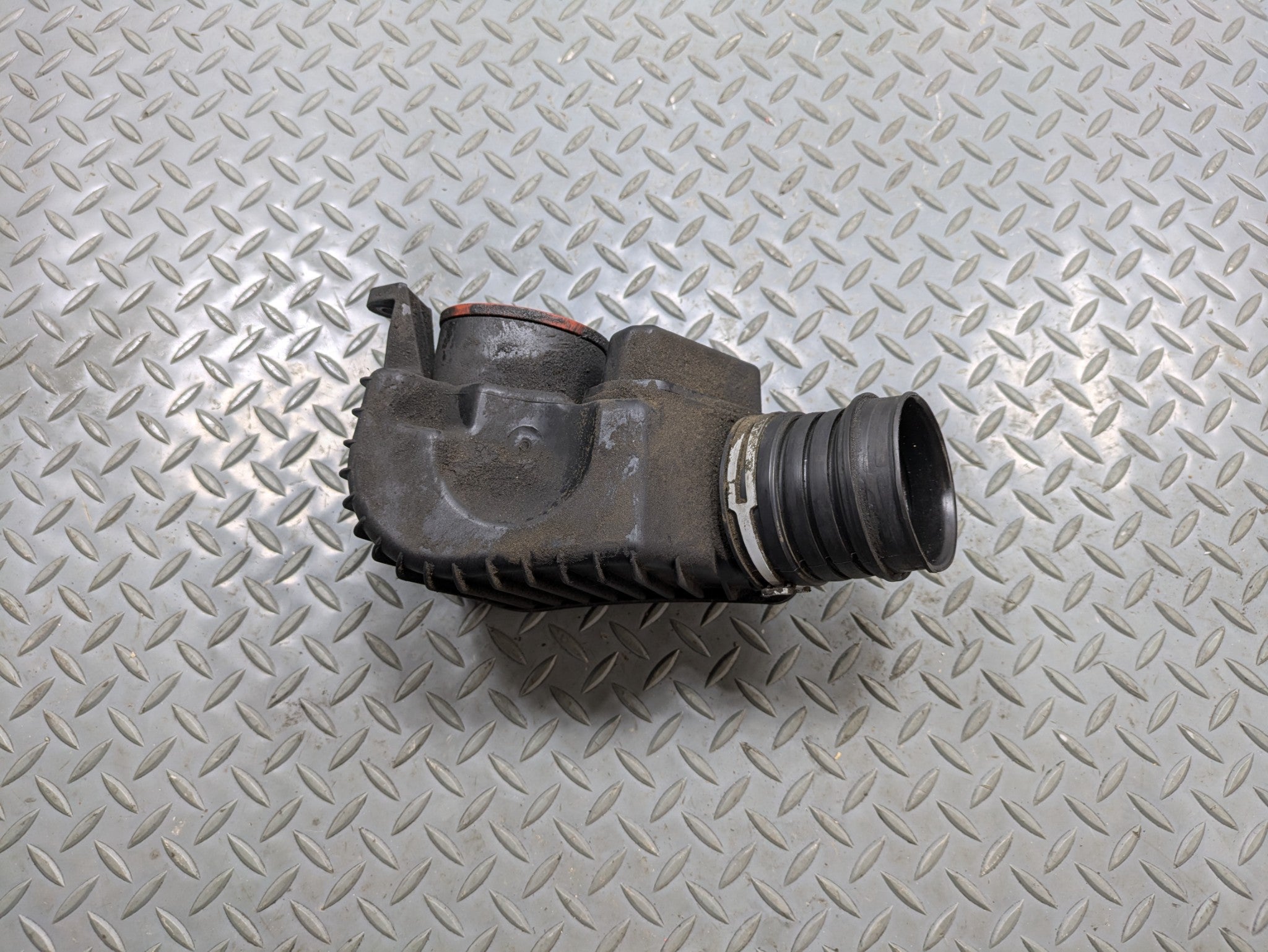 2004 - 2006 OEM MERCEDES-BENZ C230 AIR INTAKE CLEANER FILTER MUFFLER BOX