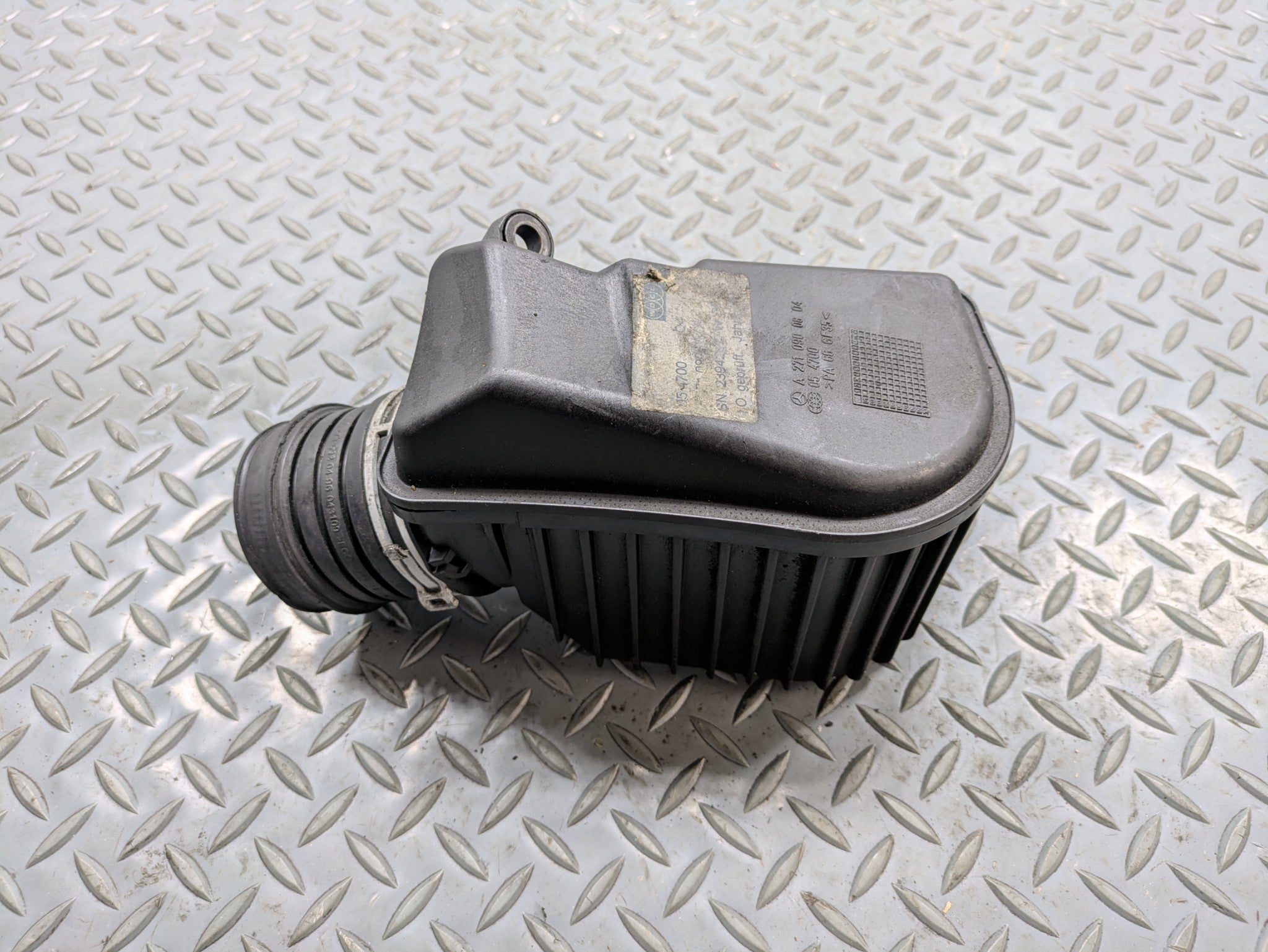 2004 - 2006 OEM MERCEDES-BENZ C230 AIR INTAKE CLEANER FILTER MUFFLER BOX