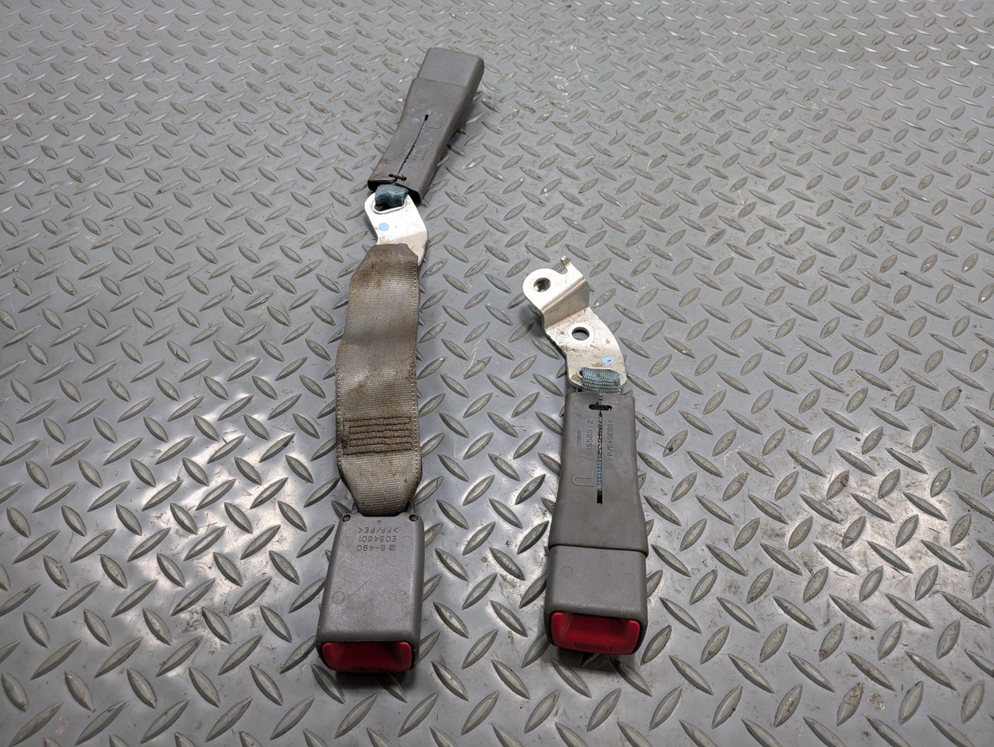 04 - 06 OEM MERCEDES-BENZ C230 REAR CENTER LEFT AND RIGHT SEAT BELT BUCKLE SET