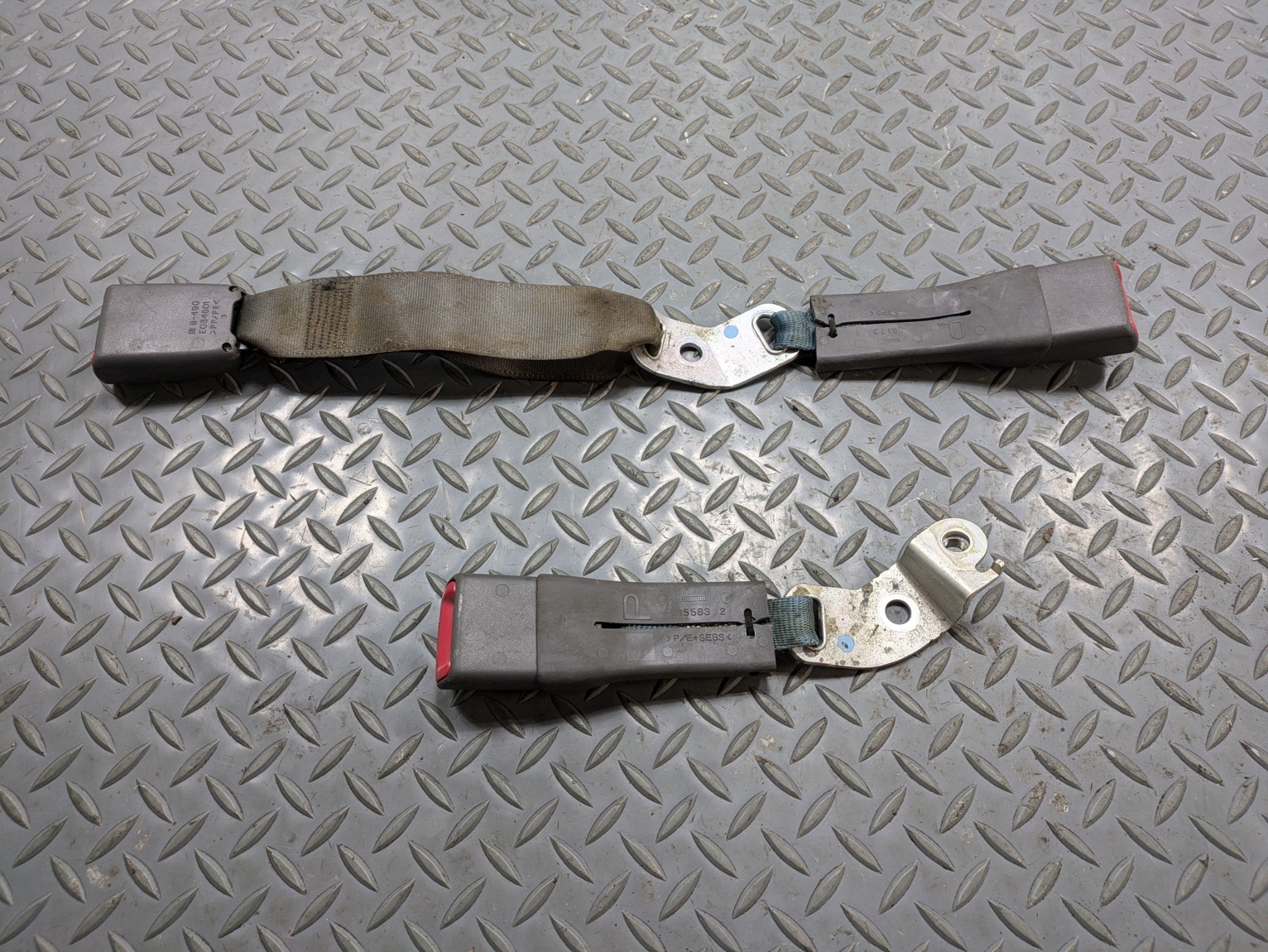 04 - 06 OEM MERCEDES-BENZ C230 REAR CENTER LEFT AND RIGHT SEAT BELT BUCKLE SET
