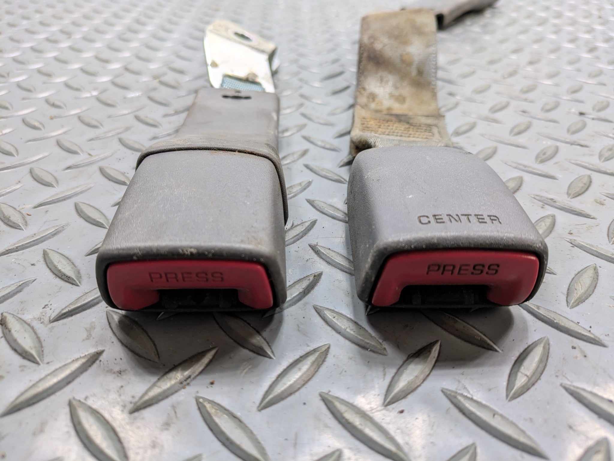04 - 06 OEM MERCEDES-BENZ C230 REAR CENTER LEFT AND RIGHT SEAT BELT BUCKLE SET