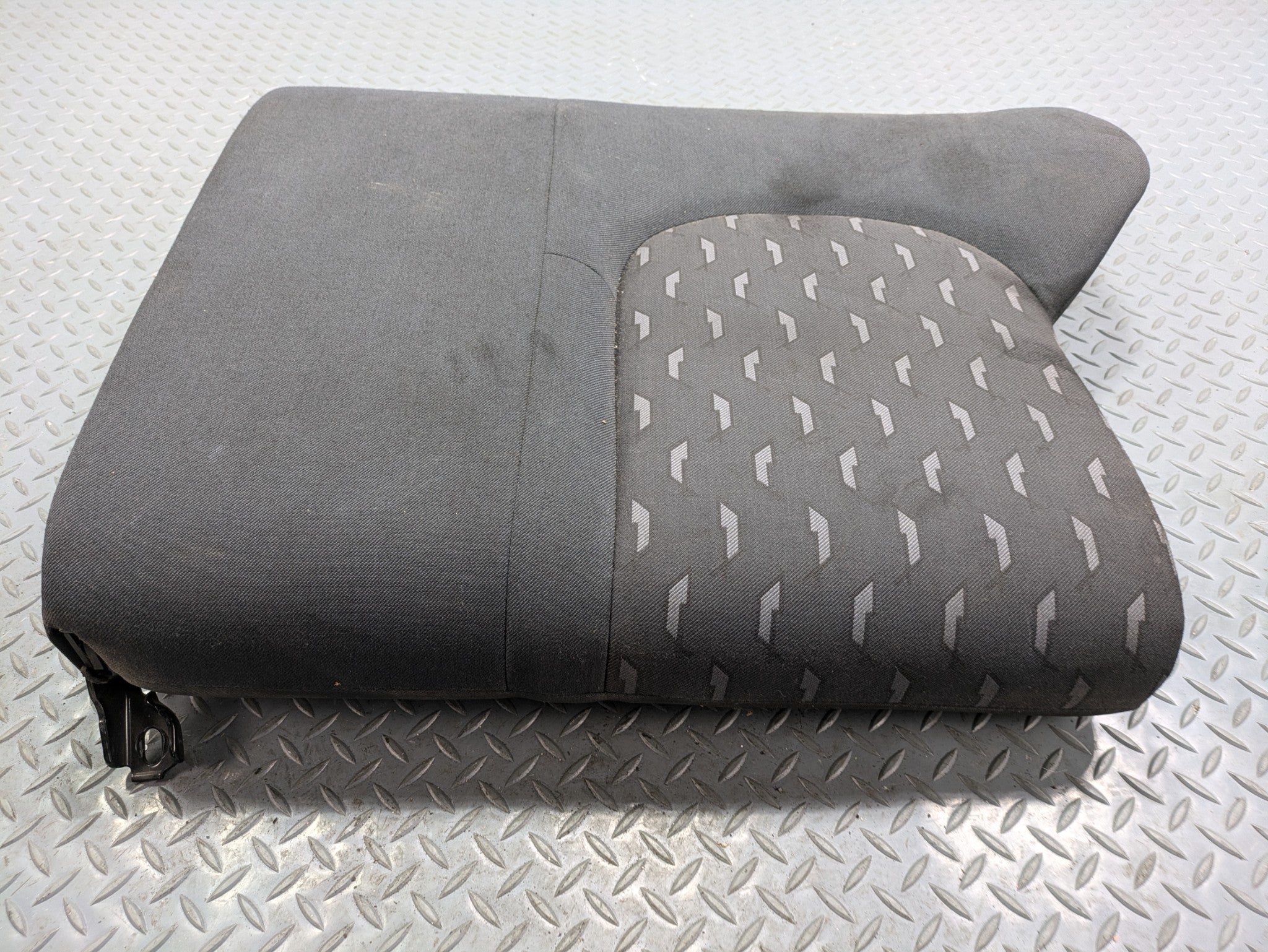 04 - 06 OEM MERCEDES-BENZ C230 REAR LEFT DRIVER SIDE UPPER SEAT CUSHION ASSEMBLY