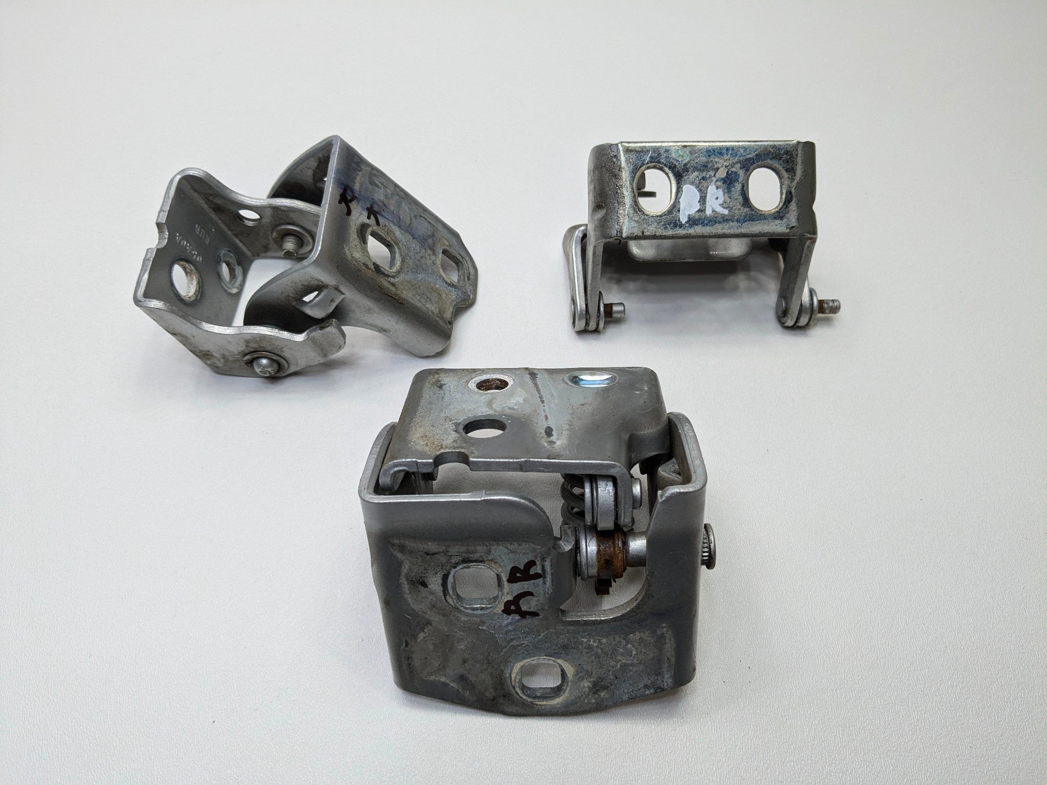 2010 - 2014 OEM CADILLAC ESCALADE ESV REAR RIGHT PASSENGER SIDE DOOR HINGE SET