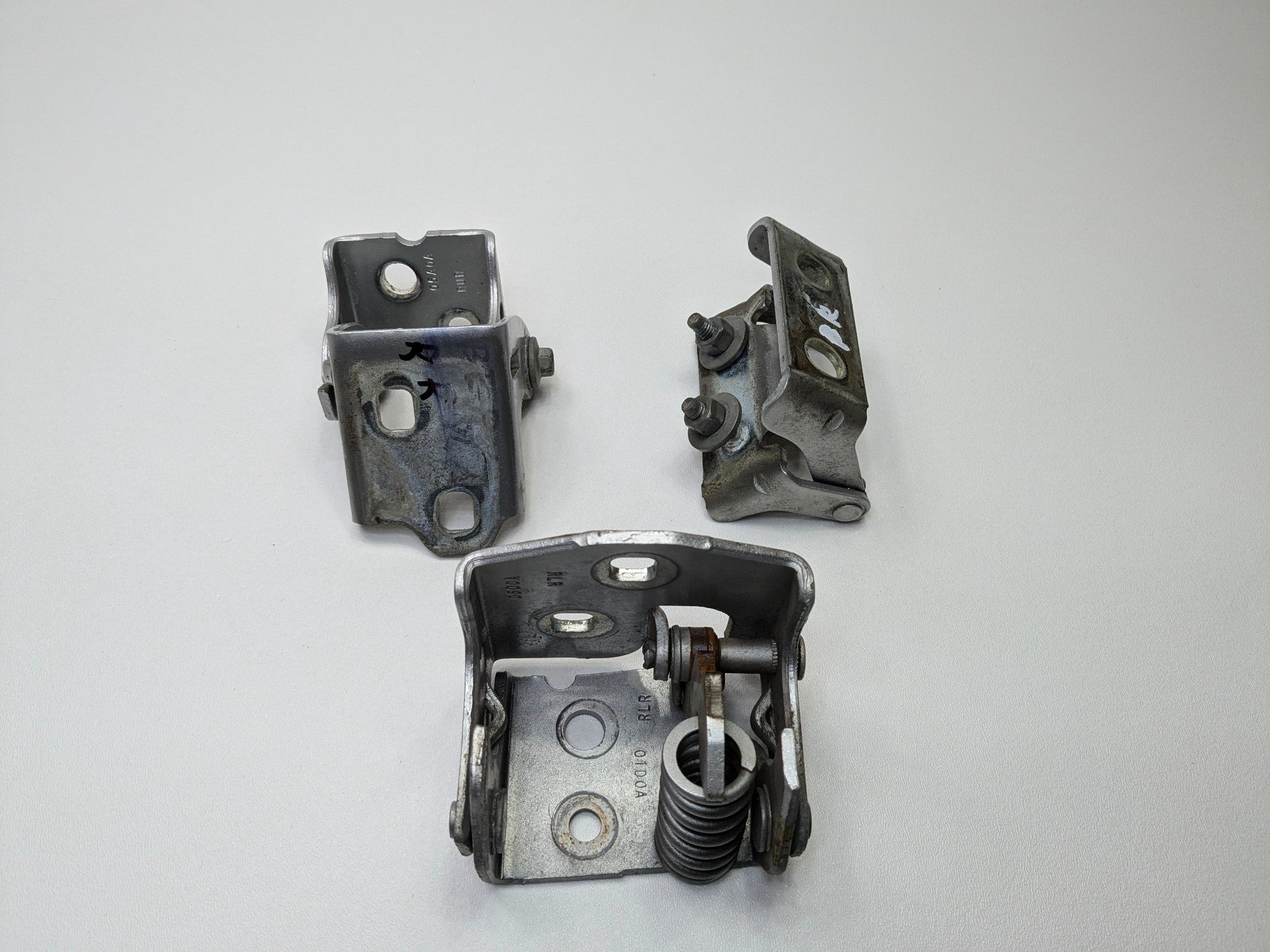 2010 - 2014 OEM CADILLAC ESCALADE ESV REAR RIGHT PASSENGER SIDE DOOR HINGE SET