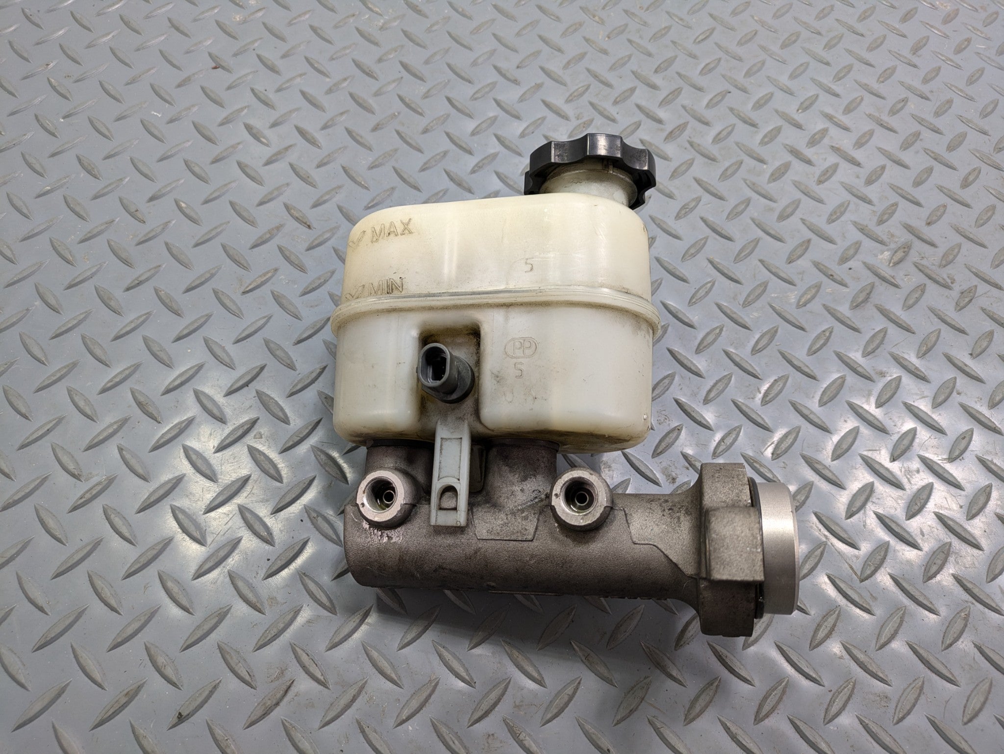 2010 - 2014 OEM CADILLAC ESCALADE ESV BRAKE MASTER CYLINDER RESERVOIR TANK